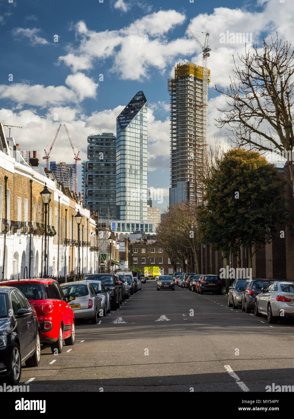 London, England, UK - Februar 12, 2018: ein Cluster von neuen Hochhaus Apartment Gebäuden steht mit dem Bau teilweise auf Stadt Straße durchgeführt, Witz Stockfoto