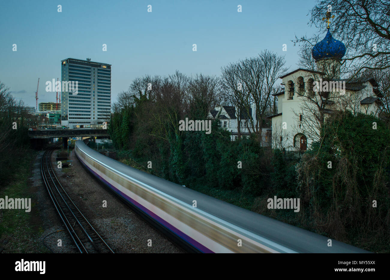London, England, UK - Februar 2, 2014: ein Londoner U-Bahn Linie Zug geht durch einen Schnitt bei Gunnersbury in West London, neben dem Ru Stockfoto