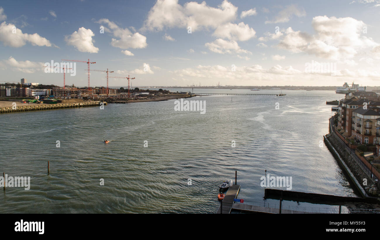 Der Fluss fließt in Southampton Itchen Wasser zwischen Apartment Gebäude und Baustellen in der Stadt Southampton. Stockfoto