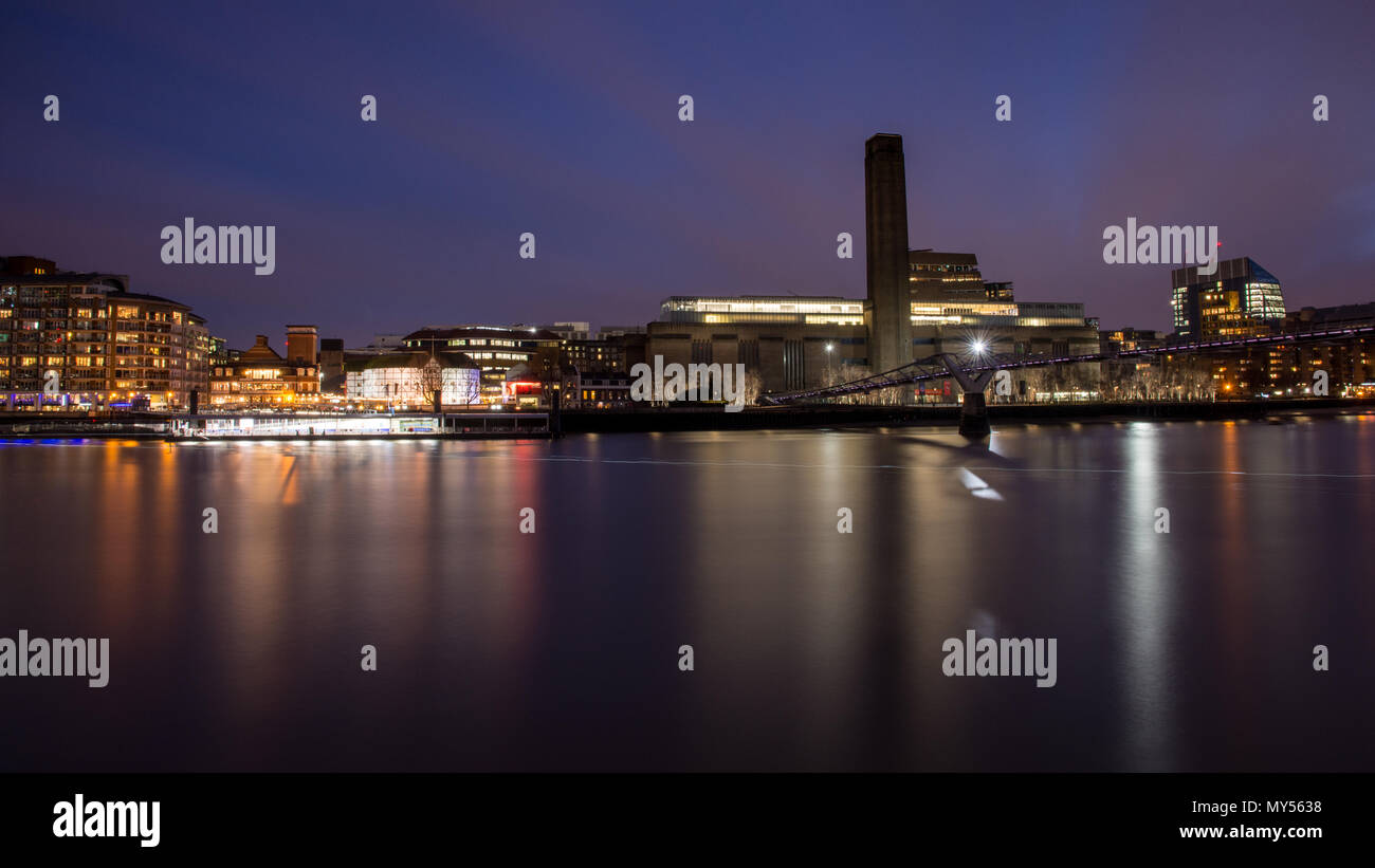 London, England, UK - April 3, 2018: Die Themse fließt unter Millennium Bridge außerhalb der Tate Modern Art Gallery und dem Shakespeare's Globe Theatr Stockfoto