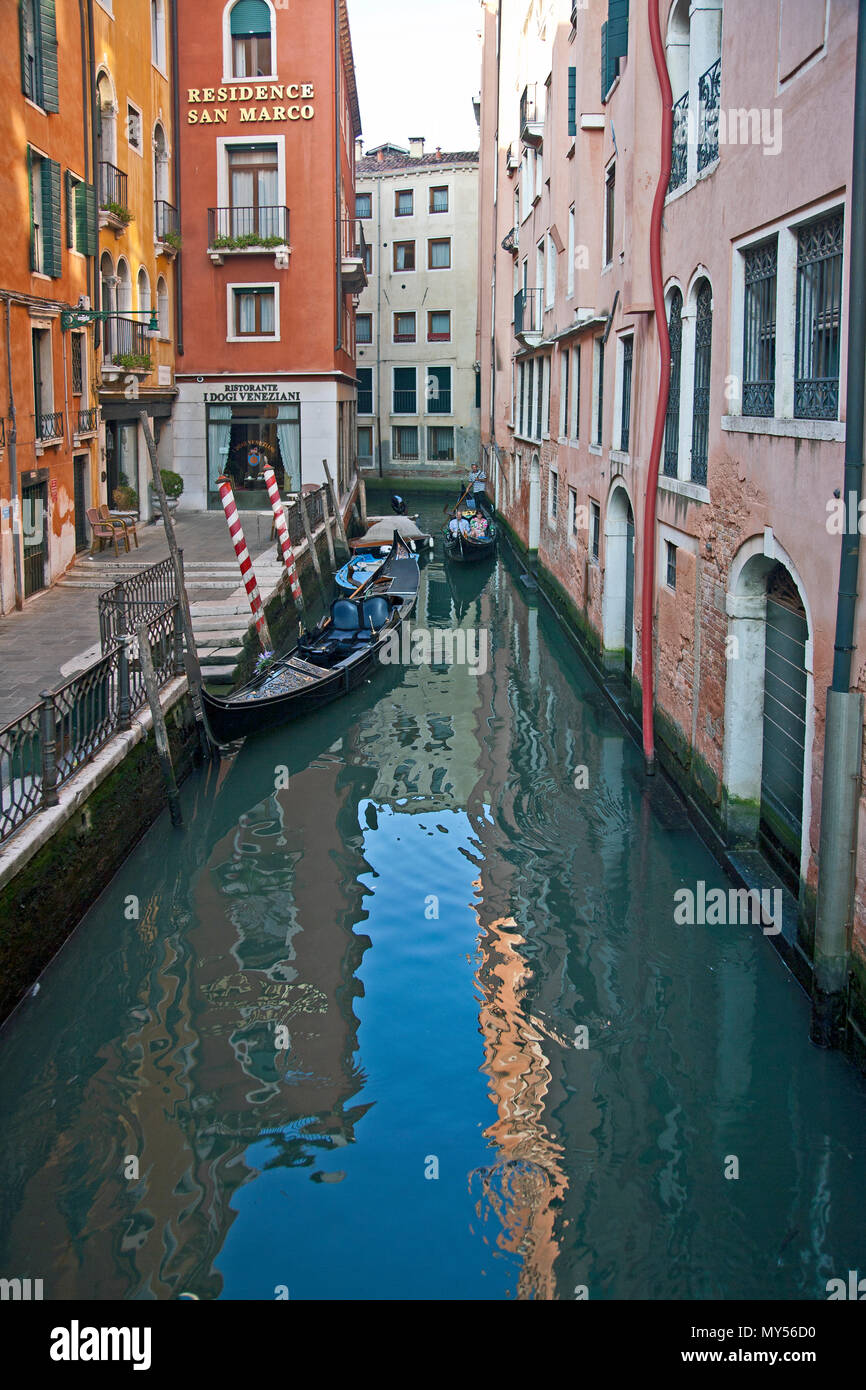 27. August 2014: Venedig, Italien - Passagiere werden in einem Wassertaxi übergesetzt durch einen Kanal durch das Hotel San Marco Stockfoto