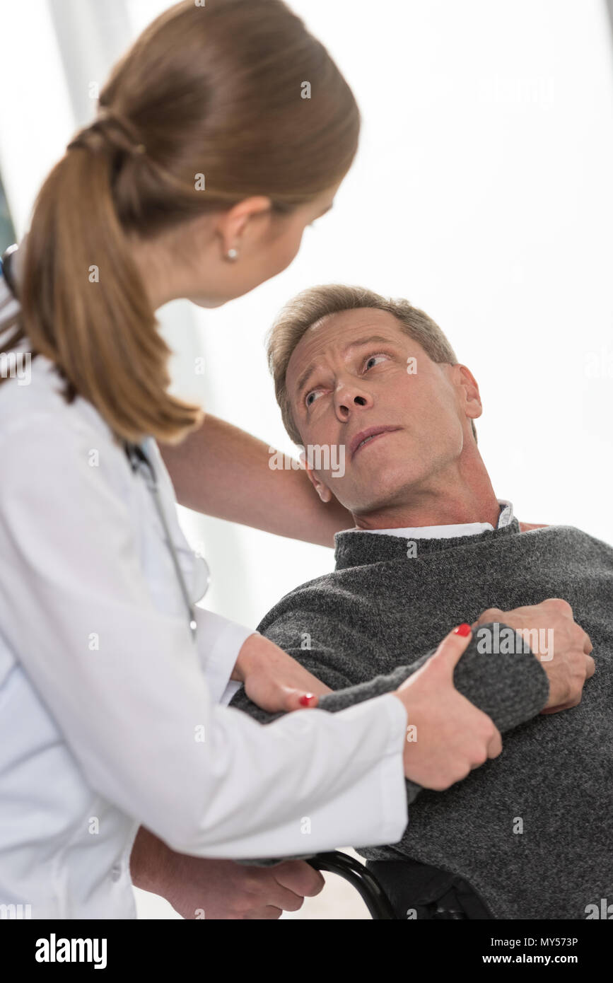 Zugeschnittenes Bild von Ärzten helfen, Menschen mit Behinderung Stockfoto