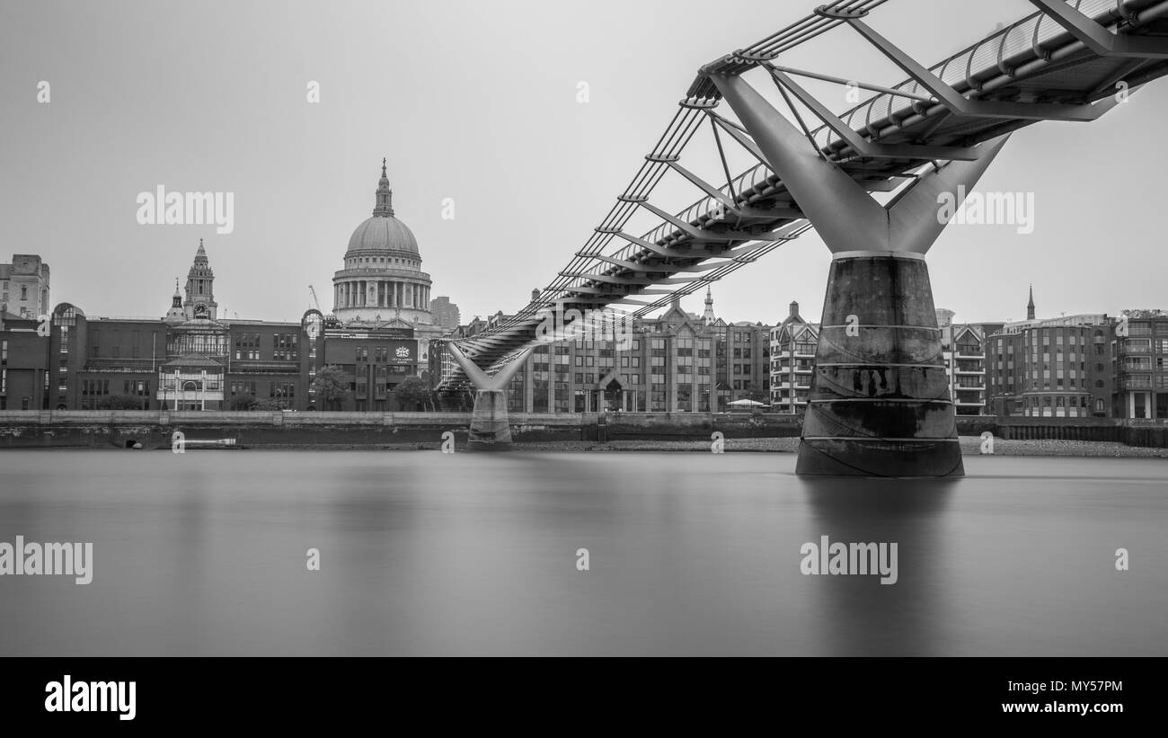 London, England, UK - 29. Mai 2018: Die Millennium Bridge überquert den Fluss Themse mit St. Paul's Cathedral und Bürogebäude der Stadt London Stockfoto