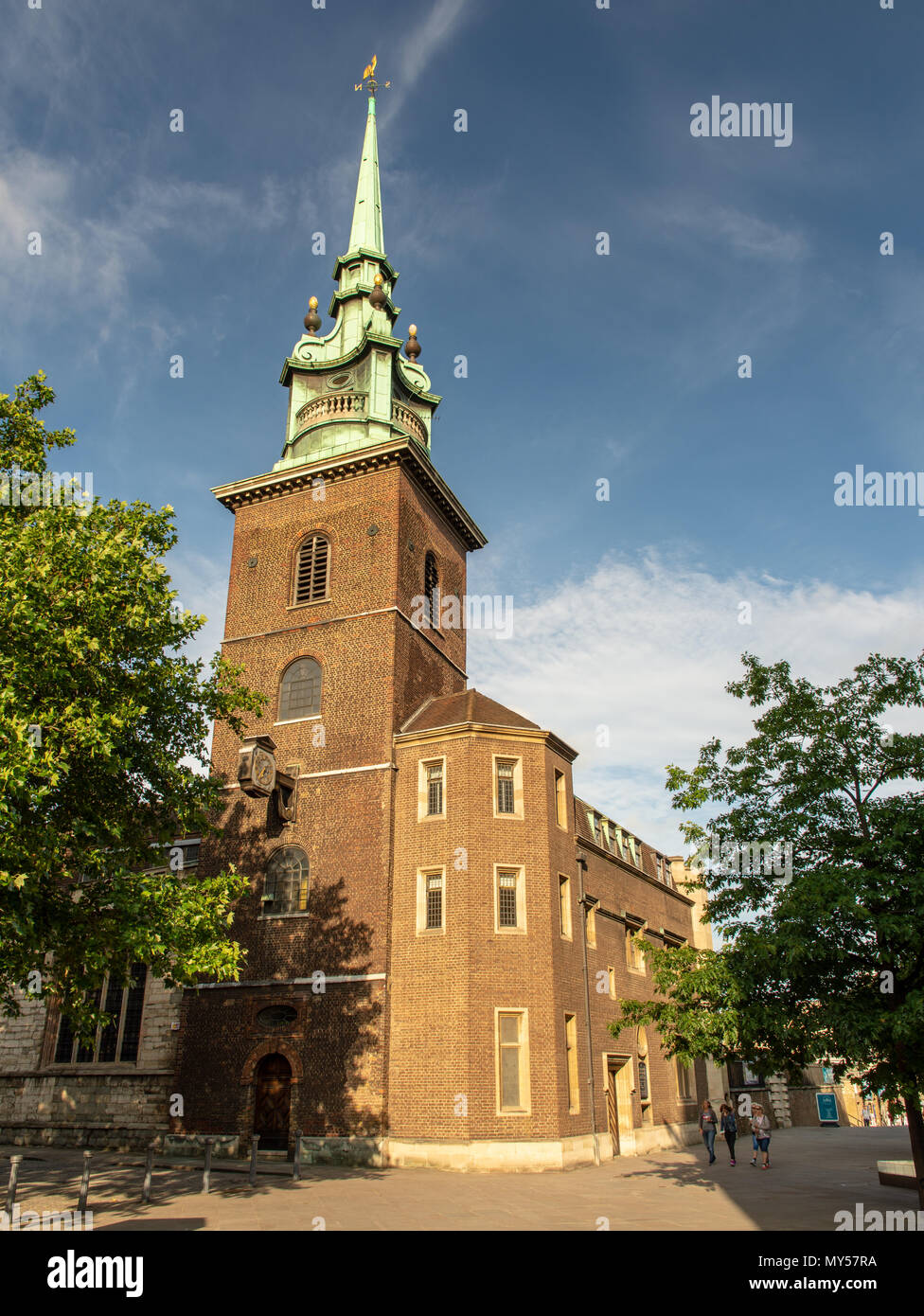 London, England, Großbritannien - 1. Juni 2018: Abendsonne leuchtet der Turm und die Turmspitze vor Allerheiligen durch den Turm Kirche in der City von London. Stockfoto