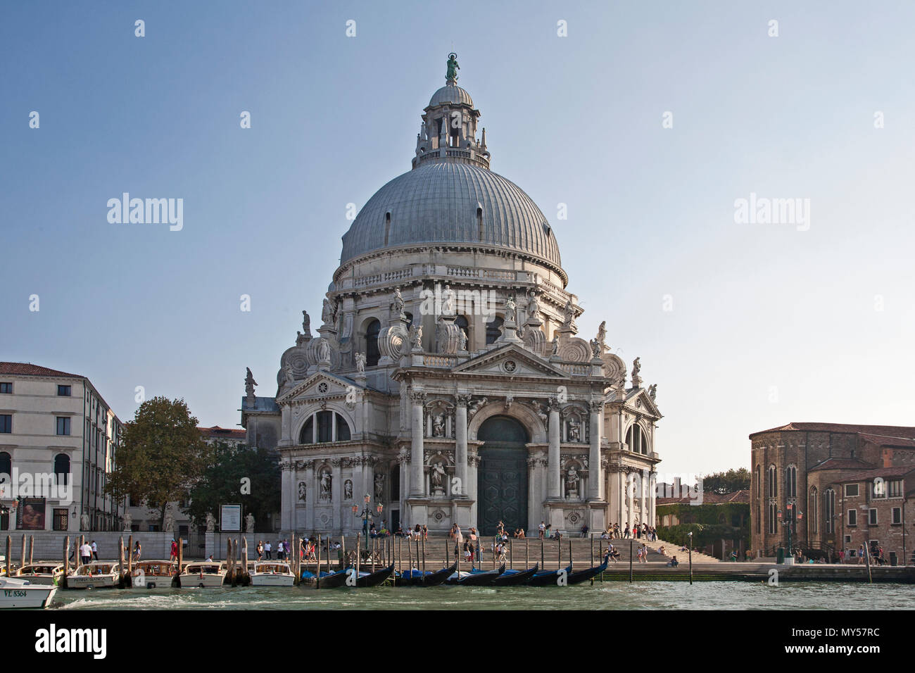 August 27, 2014 - Venedig, Italien: die Kuppel der Kathedrale Sehenswürdigkeit alute' in Italien mit Wassertaxis Stockfoto