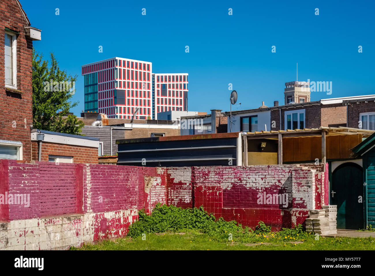 Ein Blick auf die neuen Almelo Rathaus aus einem Vorort". Auf der rechten Seite ein Turm der ehemaligen Almelo Dampf Mühle ist sichtbar. Stockfoto