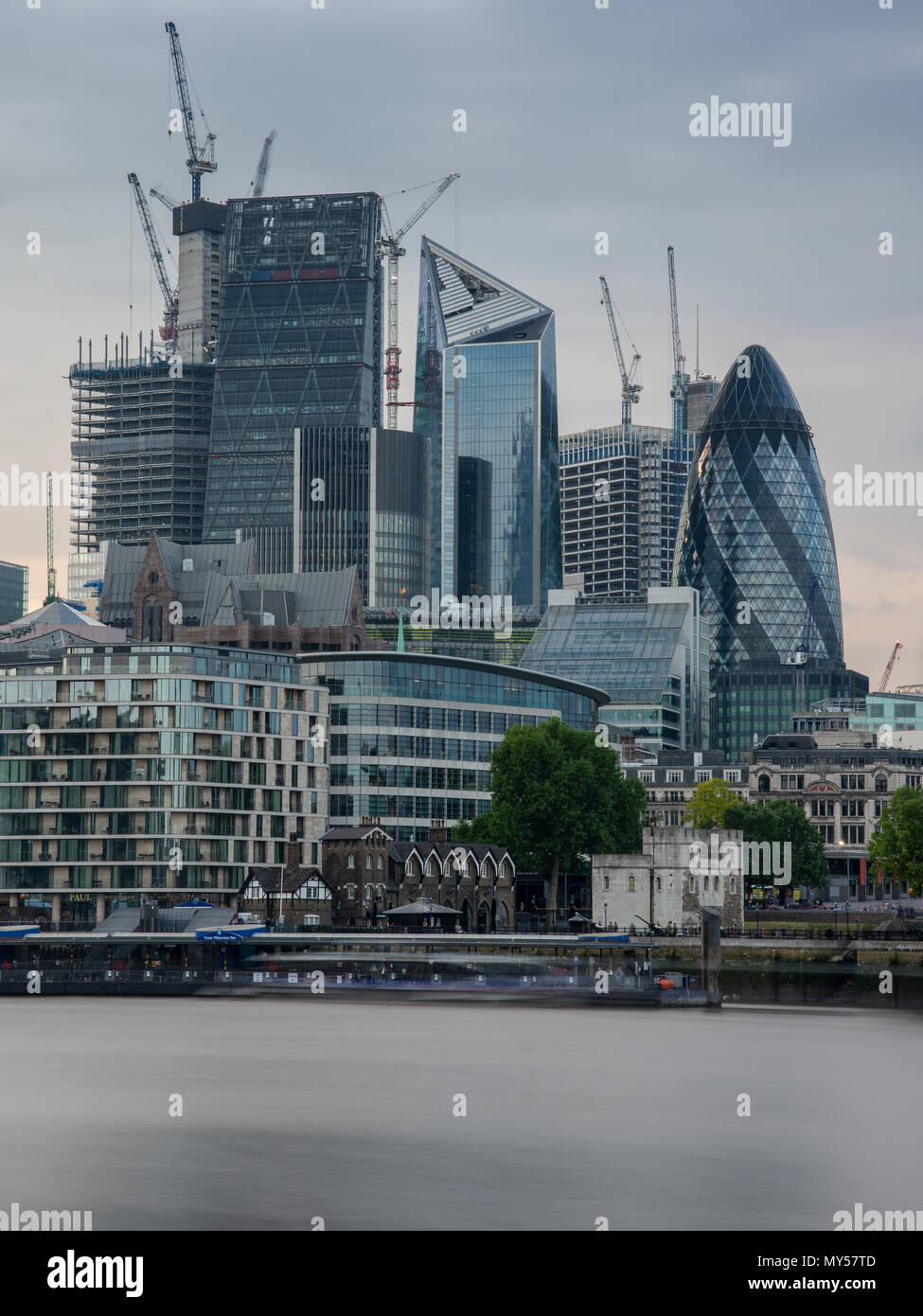 London, England, Großbritannien - 1. Juni 2018: Wolkenkratzer sind durch Kräne während des Baubooms in der City von London umgeben. Stockfoto