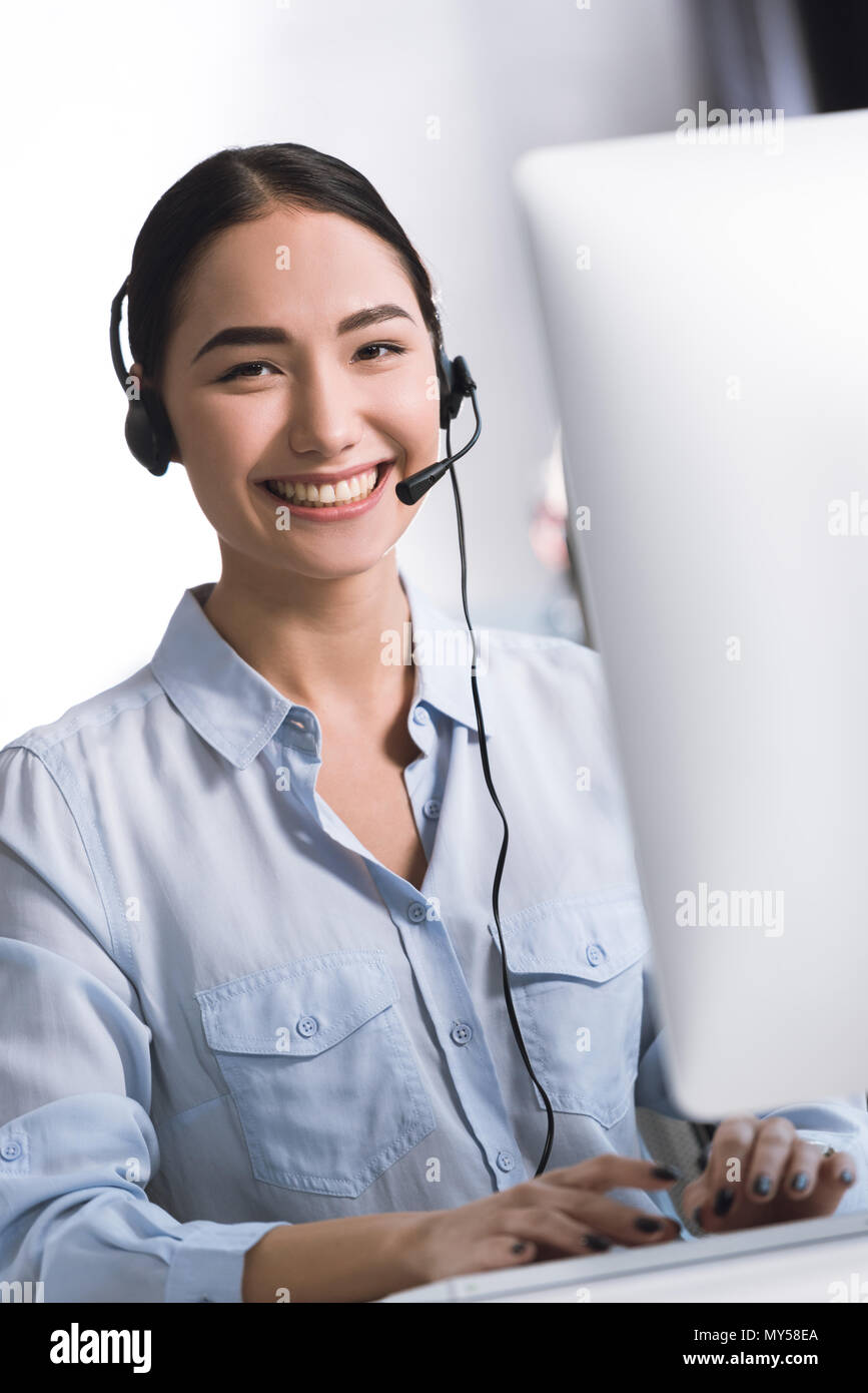 Portrait von lächelnden asiatische Call Center Betreiber in Headset Kamera suchen Stockfoto