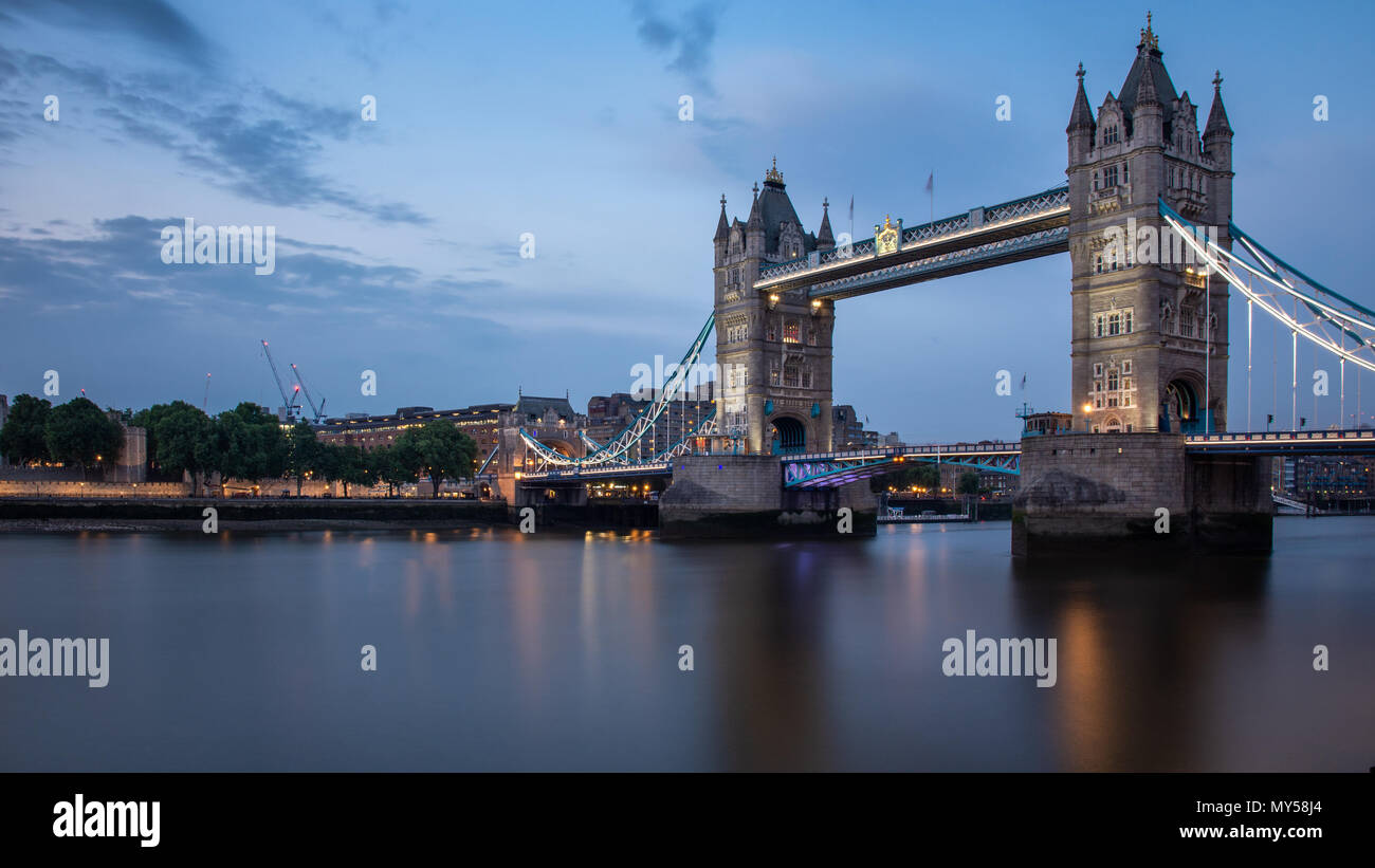 London, England, Großbritannien - 1. Juni 2018: Verkehr verläßt Lichtspuren crossing Tower Bridge über die Themse in London. Stockfoto