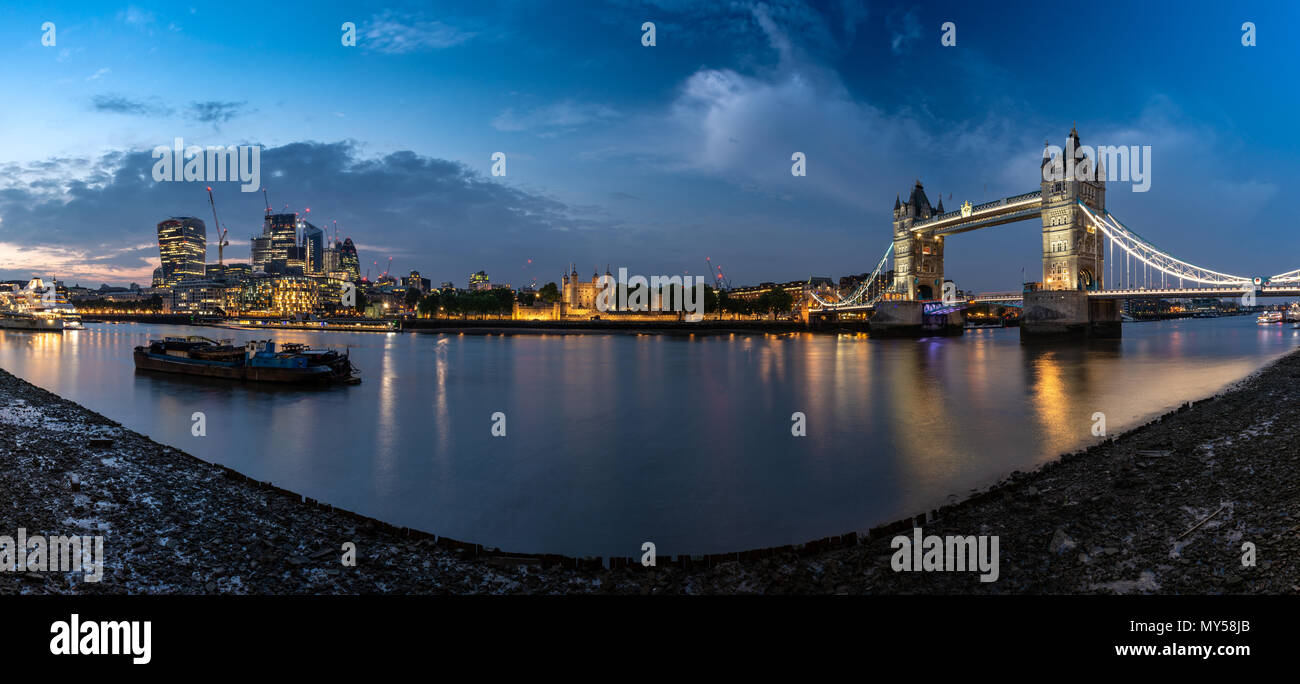 London, England, Großbritannien - 1. Juni 2018: Die berühmte Tower Bridge, Tower of London und den Wolkenkratzern der Stadt Leuchten in der Nacht neben der Themse. Stockfoto