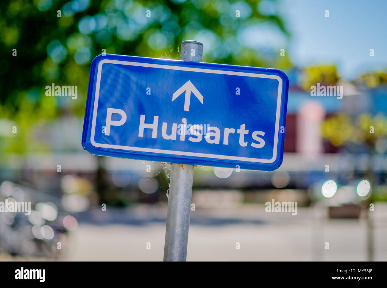 Dieses Zeichen auf einem Parkplatz an einer niederländischen öffentlichen Gebäude zeigt den Parkplatz durch einen Hausarzt verwendet werden. Daher ist klar gehalten werden Stockfoto