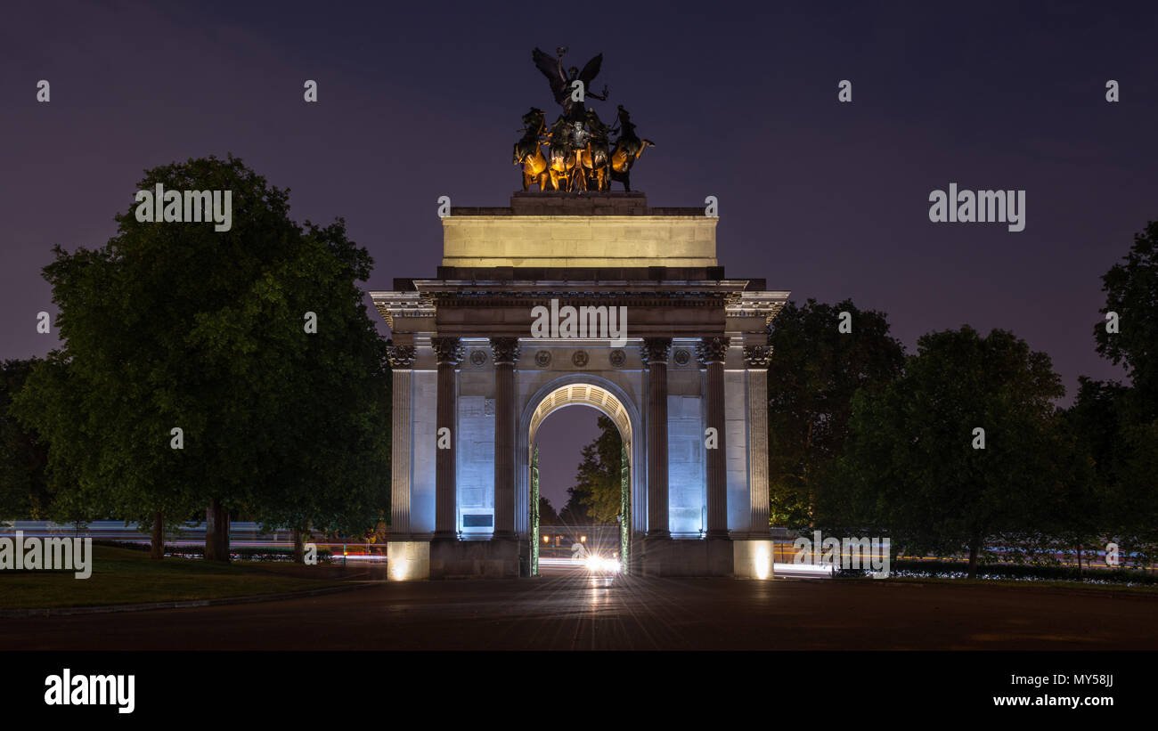 London, England, Großbritannien - 1. Juni 2018: Die triumphale Wellington Arch am Kopf der Constitution Hill am Hyde Park Corner in London ist in der Nacht beleuchtet. Stockfoto