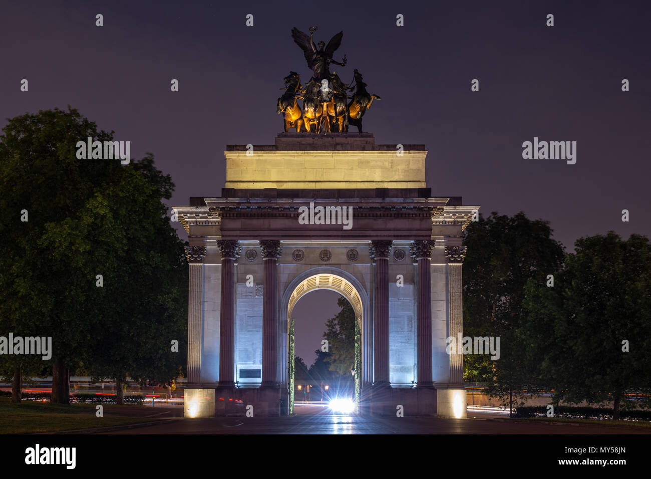 London, England, Großbritannien - 1. Juni 2018: Die triumphale Wellington Arch am Kopf der Constitution Hill am Hyde Park Corner in London ist in der Nacht beleuchtet. Stockfoto