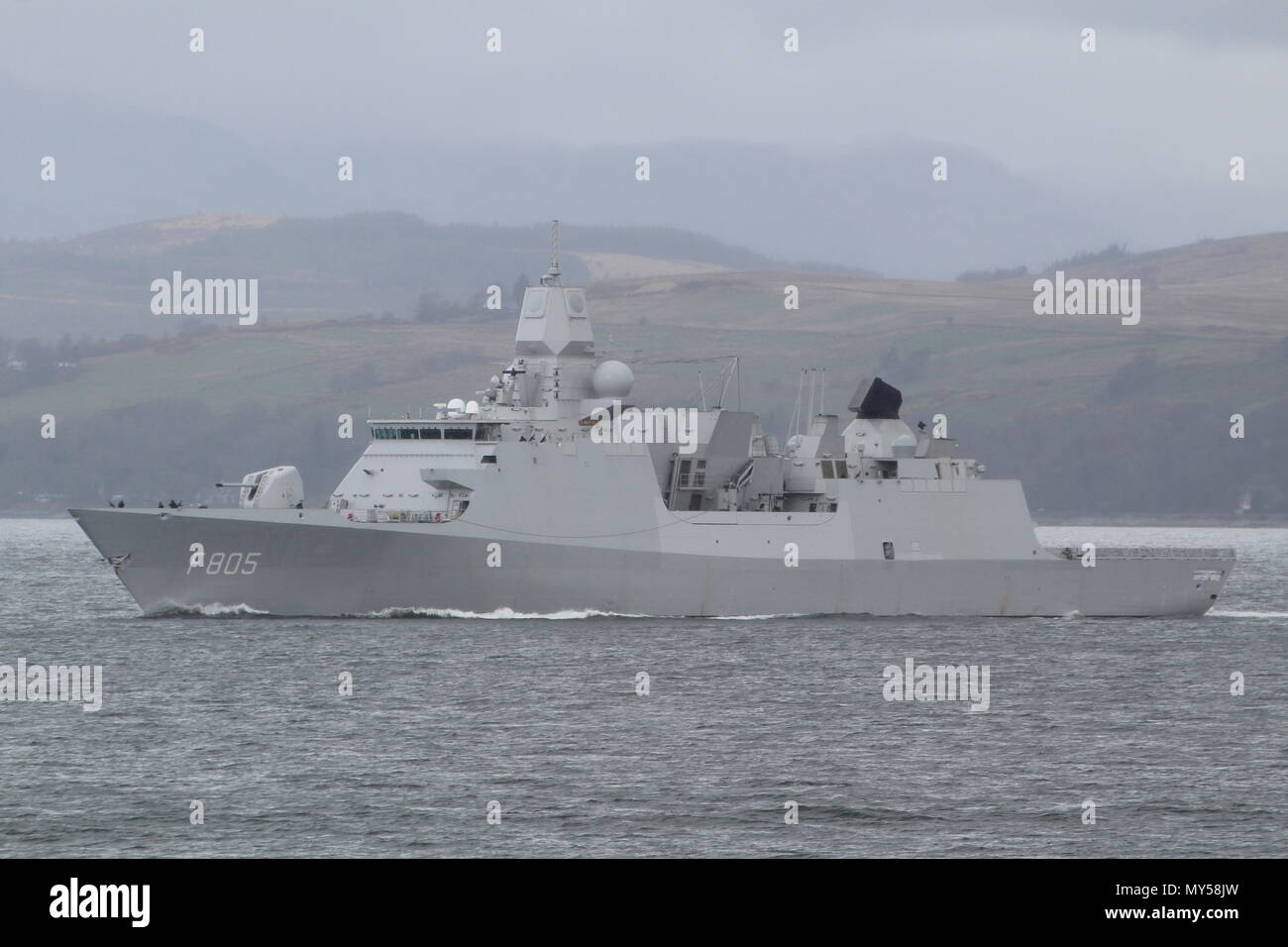 HNLMS Evertsen (F805), ein De Zeven Provincien fregatte Klasse durch die niederländische Marine betrieben, vorbei an Gourock zu Beginn der Übung gemeinsame Krieger 18-1. Stockfoto