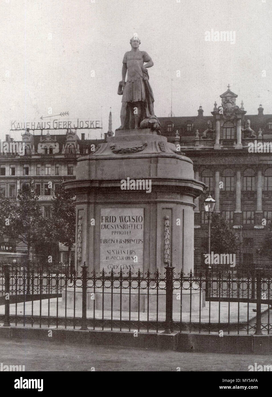 . Deutsch: Das könig-friedrich-August-Denkmal von Adam Friedrich Oeser (Statue) und Johann Carl Friedrich Dauthe (Denkmalsockel) mit dem Königsplatz (um 1910). Die Figur e Inline für den monumentalen Sockel seit im Park 1936 des Gohliser Schlösschens. um 1910. Atelier Hermann Walter Bernhard Müller († 1930) Karl Walter (* 7. Juni 1874; † 11. Oktober 1940) 299 Koenig Friedrich August Denkmal Leipzig um 1910 Stockfoto