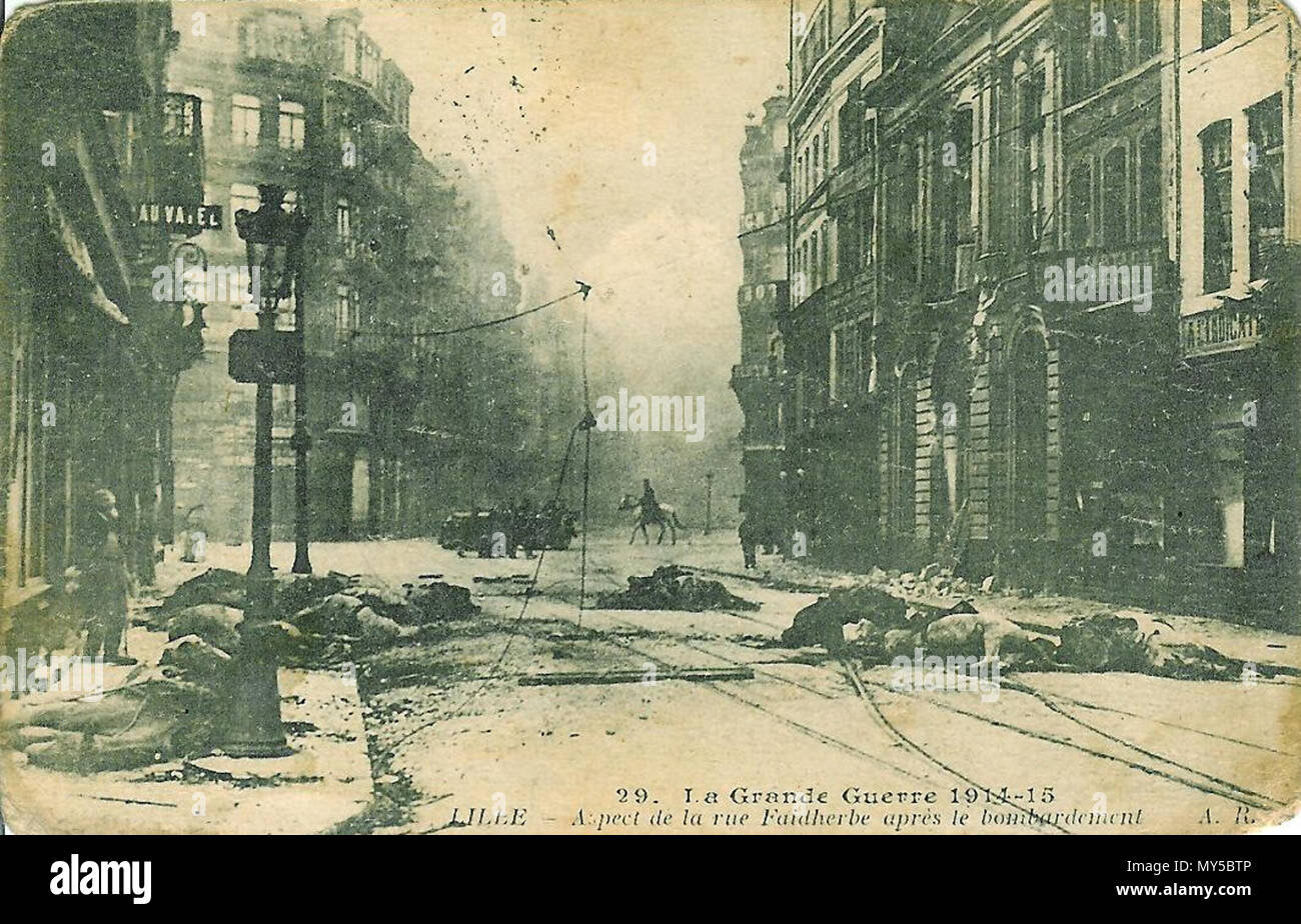 . Français: Rue Faidherbe Lille après un-Bombardement, lors de La Première Guerre mondiale (1915). 19. Juni 2011. Anonym 464 Rue-Faidherbe-Lille-1915-bombardement Stockfoto