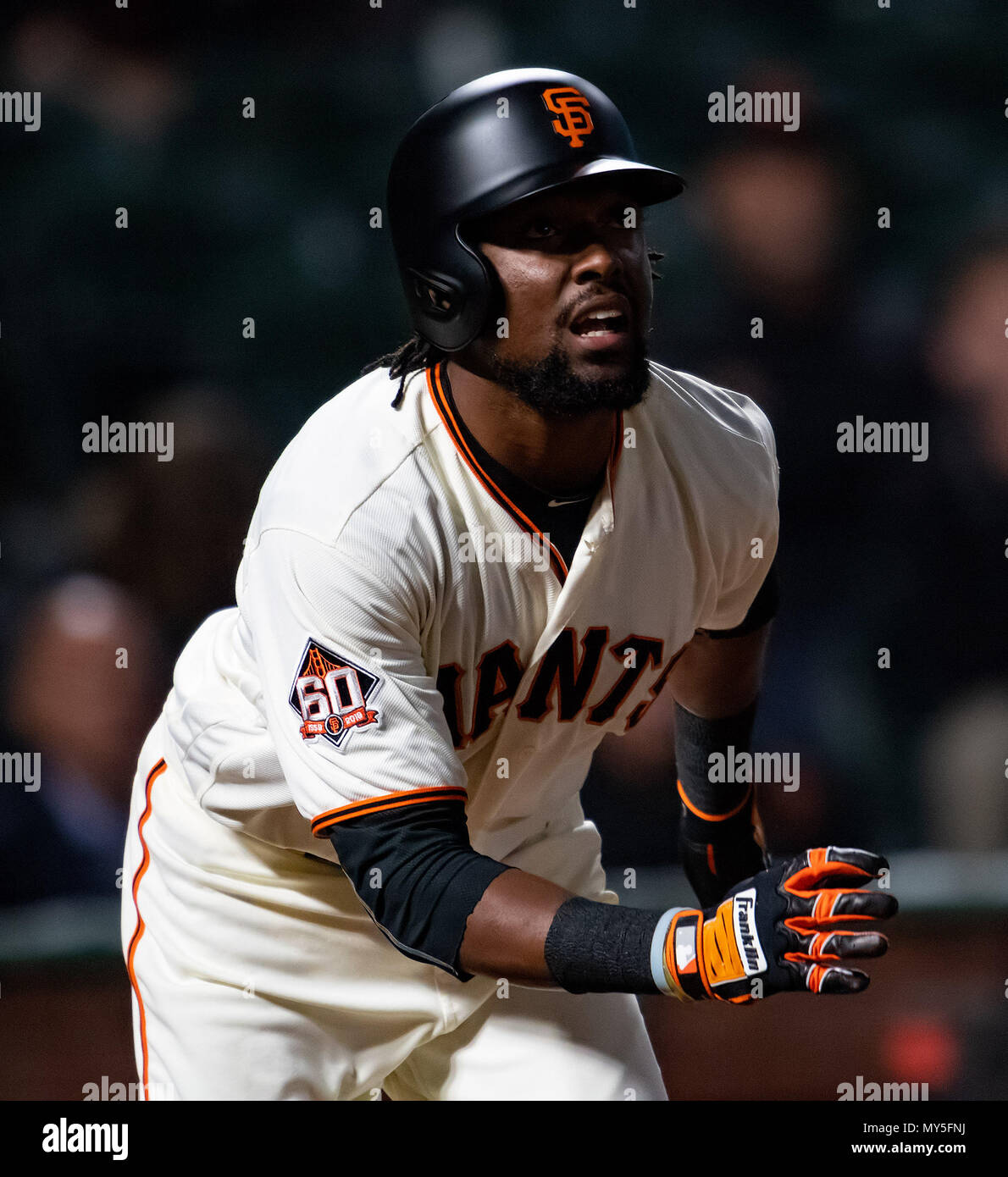 San Francisco, Kalifornien, USA. 05 Juni, 2018. San Francisco Giants zweiter Basisspieler Alen Hanson (19) Uhren sein Double in die Tiefen des rechten Feld im neunten Inning, während ein MLB-Spiel zwischen den Arizona Diamondbacks und die San Francisco Giants bei AT&T Park in San Francisco, Kalifornien. Valerie Shoaps/CSM/Alamy leben Nachrichten Stockfoto