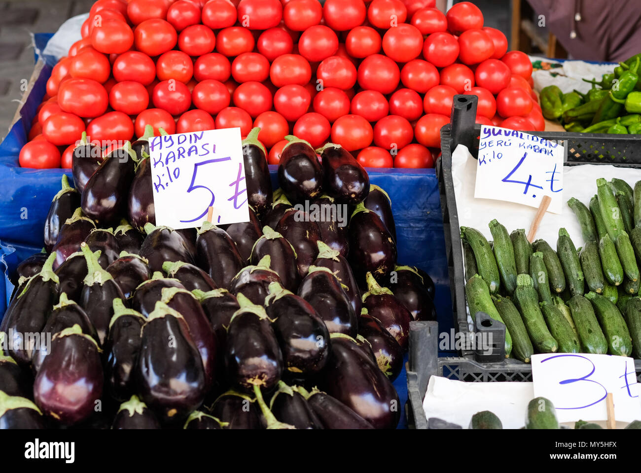 22.05.2018, Reifen, Türkei: frisches Gemüse auf einem Wochenmarkt angeboten. Auberginen Kosten fünf türkische Lira hier. Foto: Jens Kalaene/dpa zentrale Bild/dpa | Verwendung weltweit Stockfoto