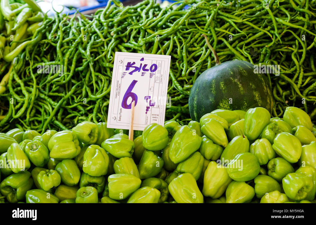 22.05.2018, Reifen, Türkei: frisches Gemüse auf einem Wochenmarkt angeboten. Grüne Paprika hier Kosten sechs türkische Lira. Foto: Jens Kalaene/dpa zentrale Bild/dpa | Verwendung weltweit Stockfoto