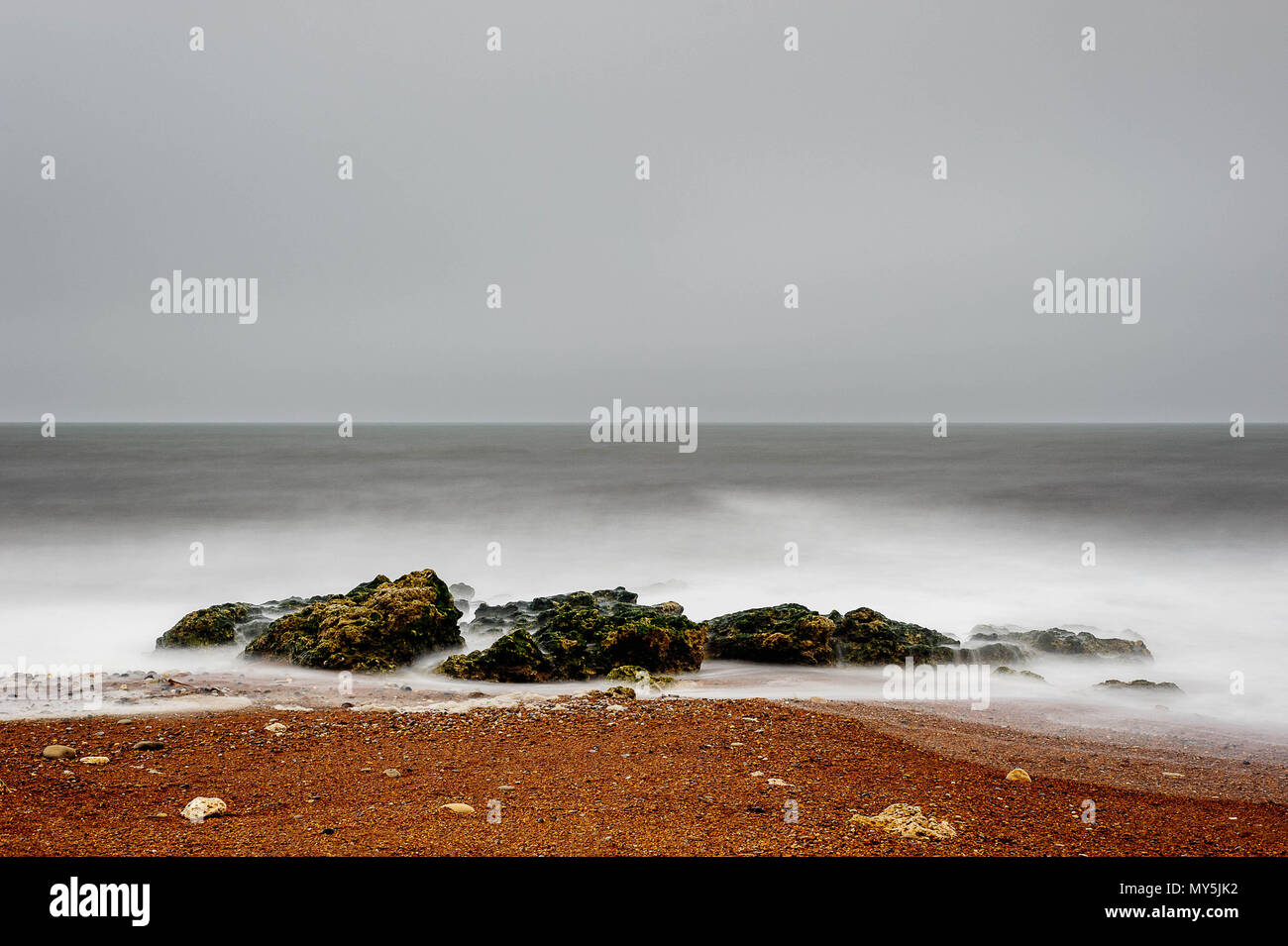 Wetter in Großbritannien, 6. Juni 2018: ein stumpfes und farblos Sonnenaufgang heute Morgen bei chemischen Strand, Seaham. Credit: James W. Fortune/Alamy Nachrichten Stockfoto