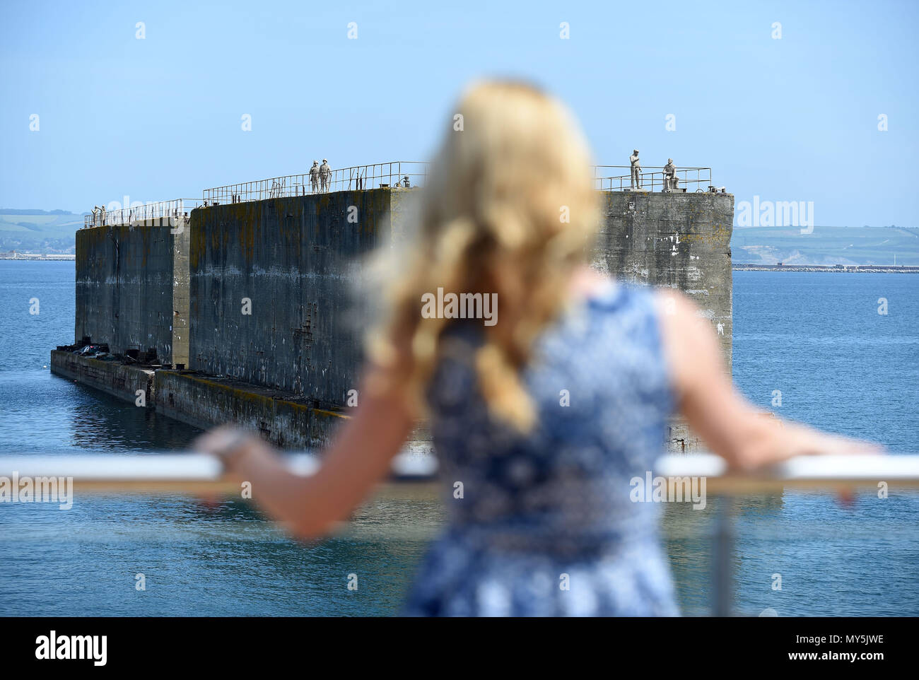 Mulberry Häfen, Portland, Großbritannien. 6 Jun, 2018. Enthüllung und Einweihung des sechs Statuen auf der Mulberry Häfen (auch als Phoenix Caissons bekannt) in den Hafen von Portland, Dorset, die service Leute aus dem 2. Weltkrieg, waren aktiv D-Day Landungen am 6. Juni 1944 beteiligt. Credit: Finnbarr Webster/Alamy Live News Credit: Finnbarr Webster/Alamy leben Nachrichten Stockfoto