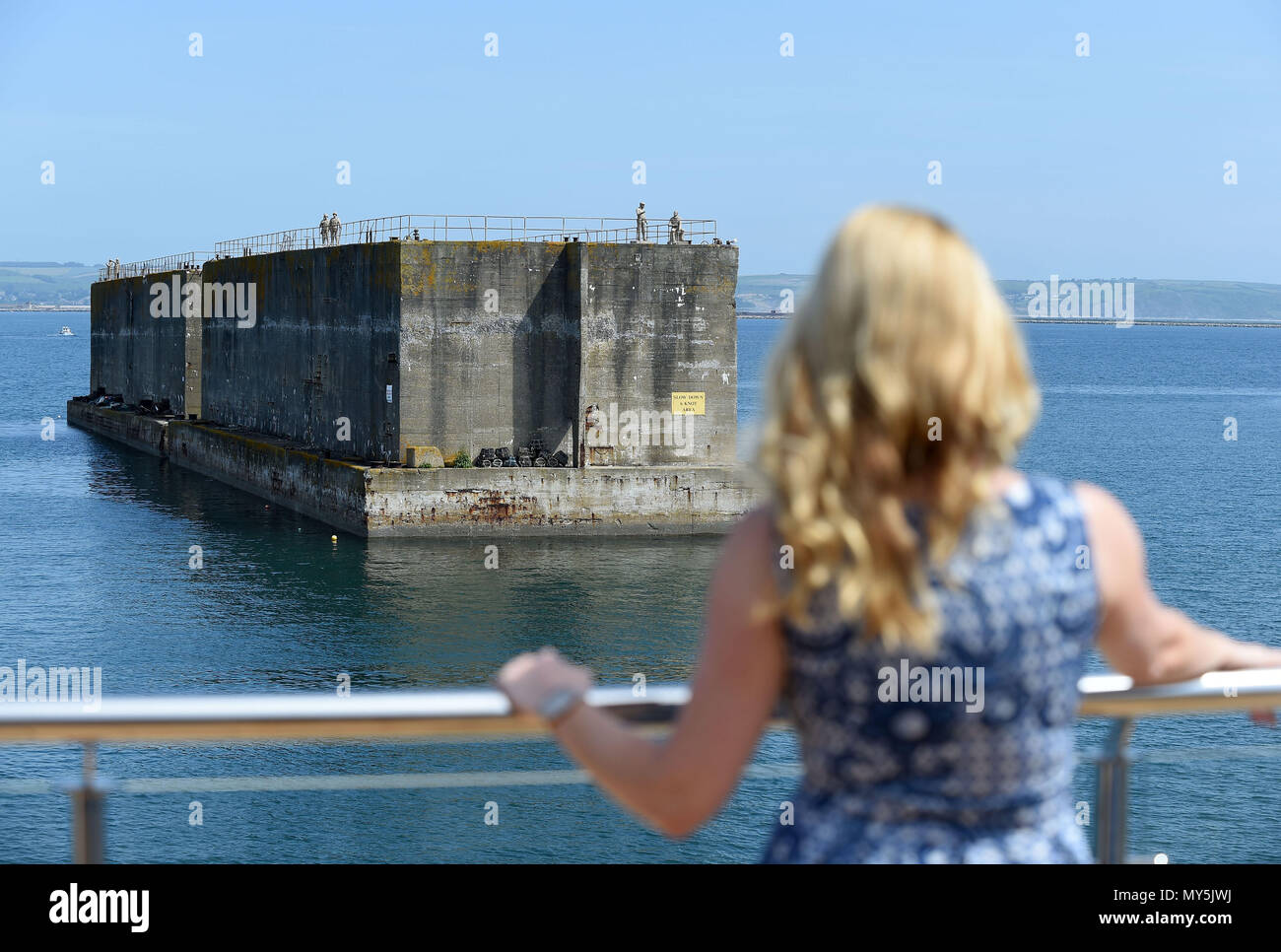 Mulberry Häfen, Portland, Großbritannien. 6 Jun, 2018. Enthüllung und Einweihung des sechs Statuen auf der Mulberry Häfen (auch als Phoenix Caissons bekannt) in den Hafen von Portland, Dorset, die service Leute aus dem 2. Weltkrieg, waren aktiv D-Day Landungen am 6. Juni 1944 beteiligt. Credit: Finnbarr Webster/Alamy Live News Credit: Finnbarr Webster/Alamy leben Nachrichten Stockfoto