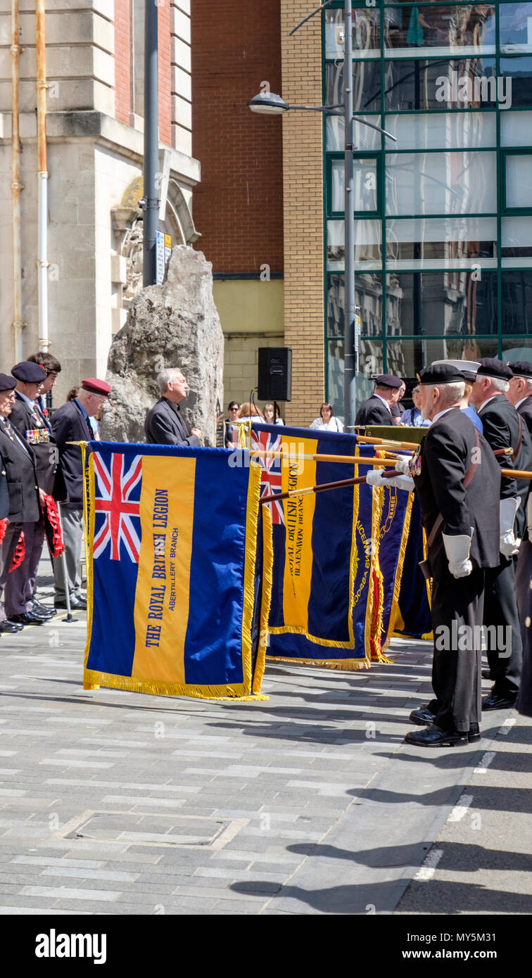 Newport, Gwent, Wales, UK. 6. Juni, 2018. Die jährliche Parade von der Royal Welsh Kameraden Verband organisierten vereint Waliser Gruppen der British Legion und ehemalige Mitglieder der Streitkräfte, die die Invasion der Alliierten Streitkräfte im besetzten Europa am 6. Juni 1944 zu erinnern. Auf dieser 74. Jahrestag und Schuhe waren glänzte und Medaillen poliert bevor Sie stolz vorgeführt und marschierten hinunter die Hohe st an den D-Day Memorial. Nach dem kurzen, die Menge applaudierte. © Bild: Herr Standfast/Alamy leben Nachrichten Stockfoto