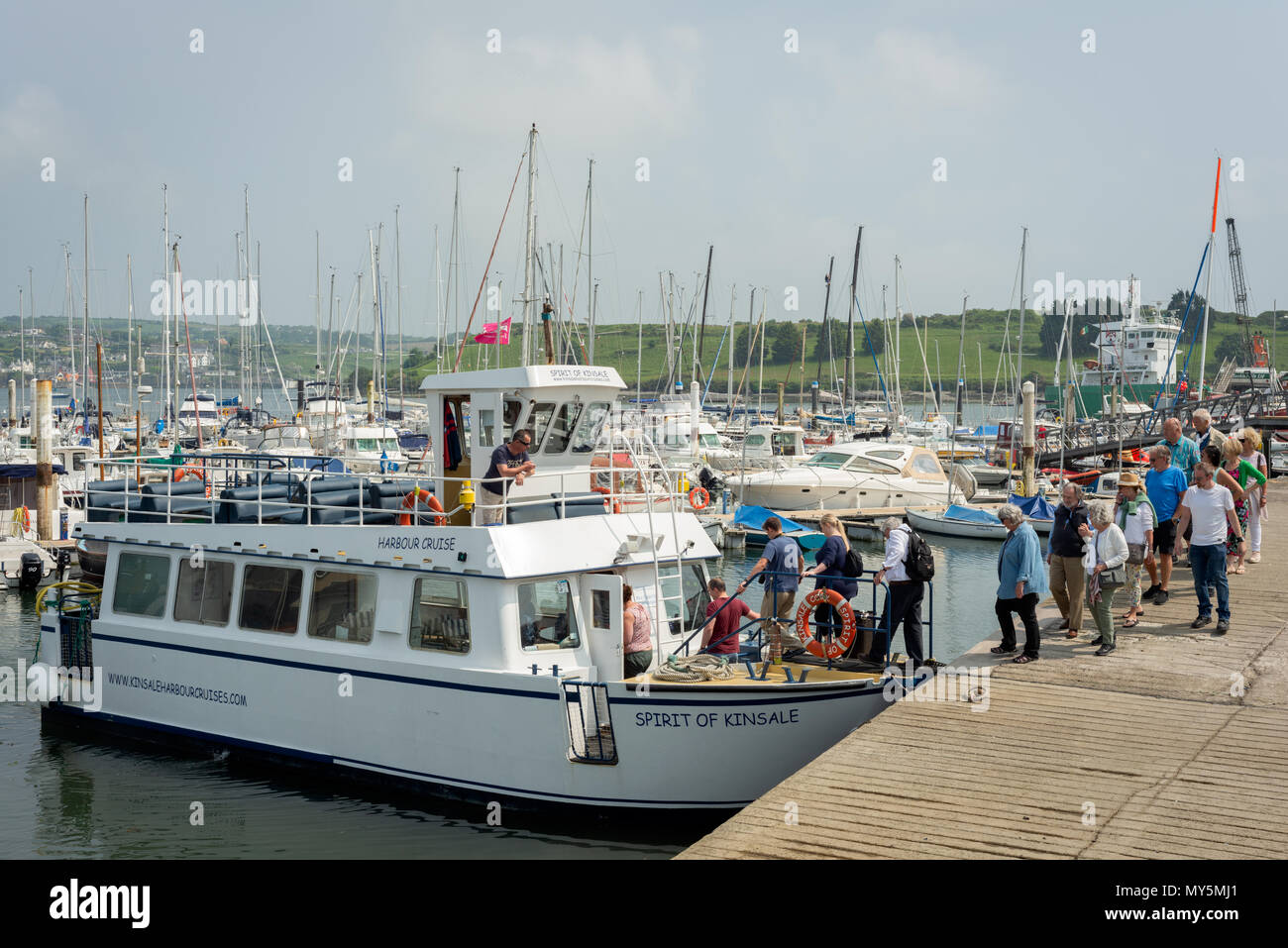 Sonniges Wetter Irland Touristen steigen an Bord des 'Spirit of Kinsale' Kreuzfahrtschiffes an einem sonnigen Sommertag für eine Hafenrundfahrt in Kinsale Bay, Kinsale, County Cork, Irland. Irisches Wetter. Stockfoto