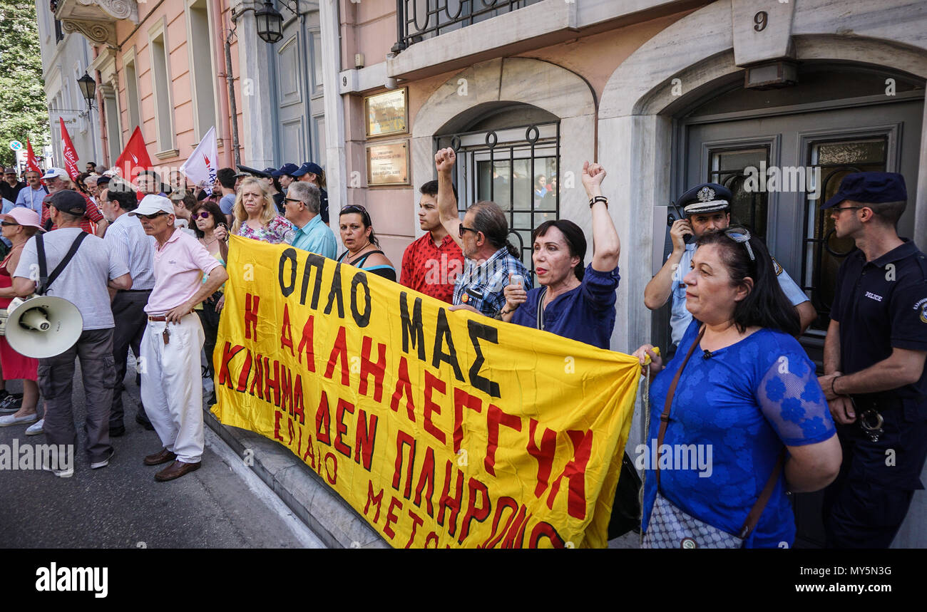 Athen, Griechenland. 6. Juni, 2018. Die Demonstranten versammelten sich vor einem Notar während einer Kundgebung gegen elektronische Auktion in Athen, 6, Juni, 2018. Auktionen von ausgeschlossenen Eigenschaften sind Teil der Sparmaßnahmen Reformen unter Griechenlands Rettung befassen sich mit seiner Kreditgeber und sind bedeutende für Banken Kredit: Ioannis Alexopoulos/Alamy leben Nachrichten Stockfoto