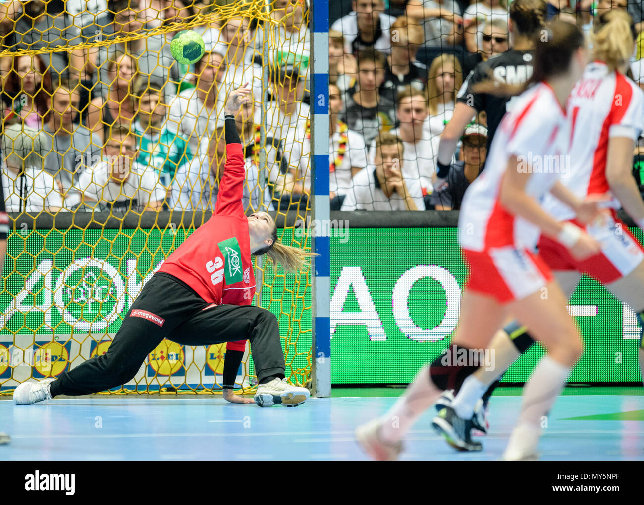 06 Juni 2018, Deutschland, München: Handball, Frauen, Länderspiel Deutschland vs Polen in der Olympiahalle. Deutschlands Torhüter Dinah Eckerle nicht halten kann, Polands Ziel bringt das Score auf 8:10. Foto: Matthias Balk/dpa Stockfoto