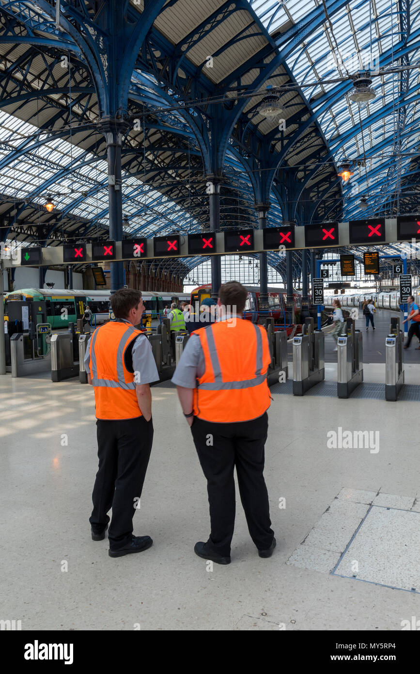 Brighton, East Sussex, UK. 6. Juni, 2018. Die Einführung der neuen Bahn Fahrpläne allgemein weiterhin Störungen in Form von spät, verzögerte verursachen, amd abgebrochen Zugverbindungen am Bahnhof Brighton, East Sussex. Zusätzliche Mitarbeiter an der Station versuchen ihr Bestes zu geben und informieren Sie die Kunden über Änderungen und Stornierungen serveices. Geändert Timings und veränderte Pendlerzügen auf Züge die Pendler aus Brighton an der Südküste in die Hauptstadt über Thameslink amd Southern rail serices. Quelle: Steve Hawkins Fotografie/Alamy leben Nachrichten Stockfoto