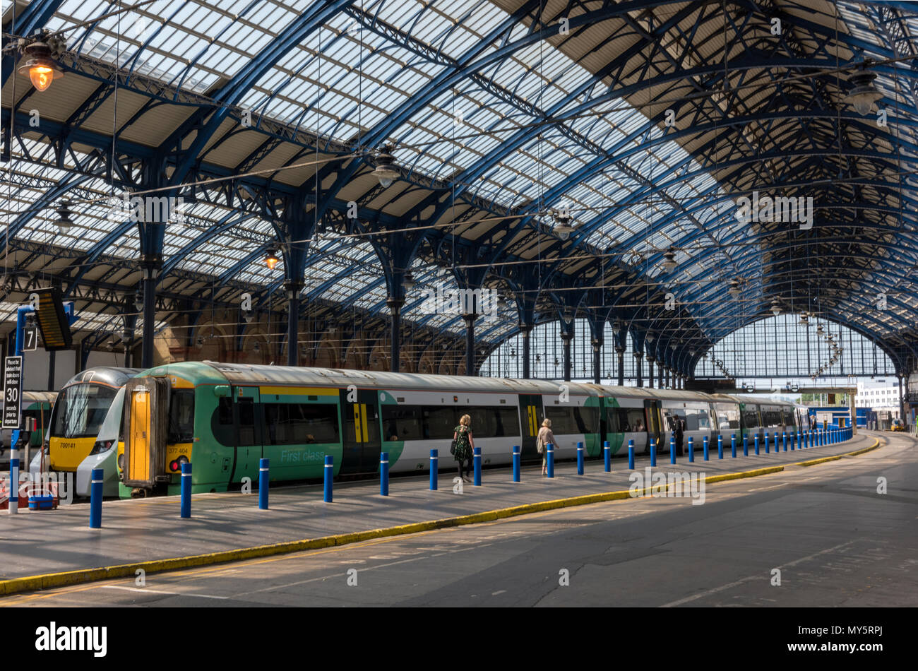 Brighton, East Sussex, UK. 6. Juni, 2018. Die Einführung der neuen Bahn Fahrpläne allgemein weiterhin Störungen in Form von spät, verzögerte verursachen, amd abgebrochen Zugverbindungen am Bahnhof Brighton, East Sussex. Zusätzliche Mitarbeiter an der Station versuchen ihr Bestes zu geben und informieren Sie die Kunden über Änderungen und Stornierungen serveices. Geändert Timings und veränderte Pendlerzügen auf Züge die Pendler aus Brighton an der Südküste in die Hauptstadt über Thameslink amd Southern rail serices. Quelle: Steve Hawkins Fotografie/Alamy leben Nachrichten Stockfoto