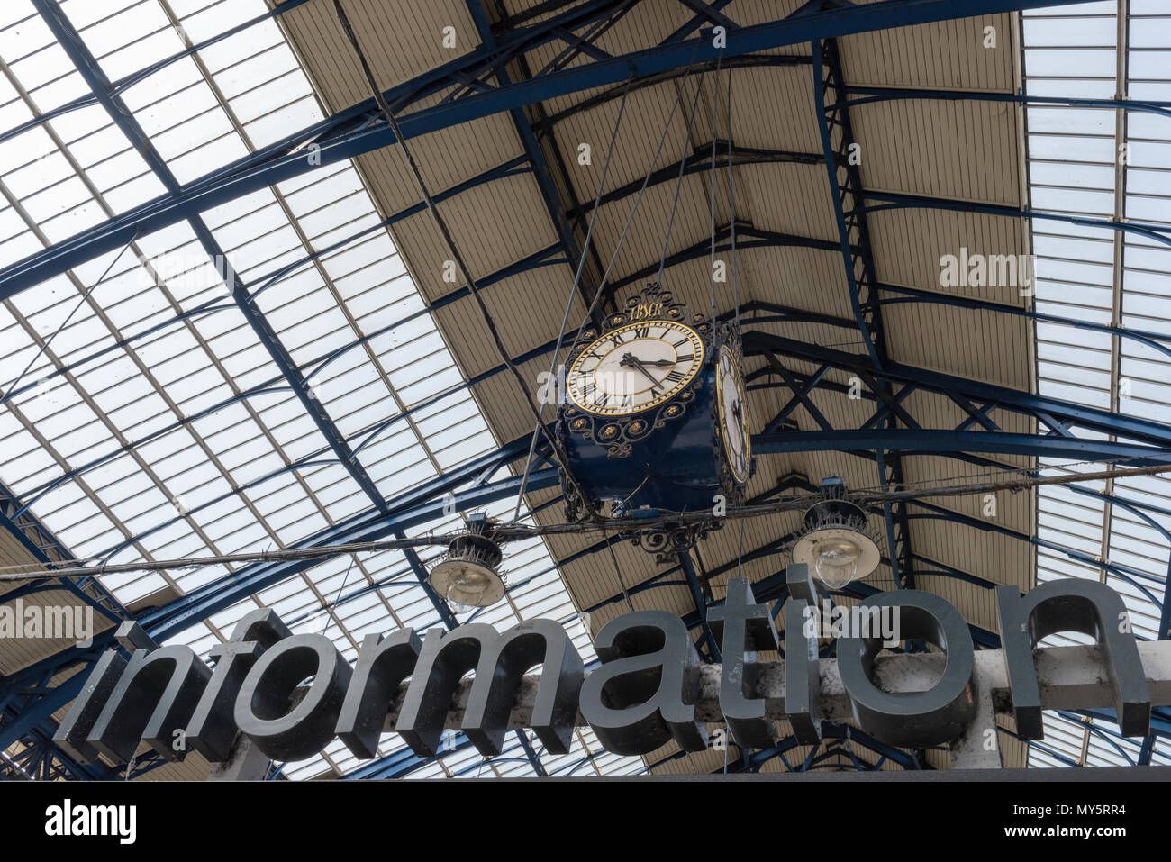 Brighton, East Sussex, UK. 6. Juni, 2018. Die Einführung der neuen Bahn Fahrpläne allgemein weiterhin Störungen in Form von spät, verzögerte verursachen, amd abgebrochen Zugverbindungen am Bahnhof Brighton, East Sussex. Zusätzliche Mitarbeiter an der Station versuchen ihr Bestes zu geben und informieren Sie die Kunden über Änderungen und Stornierungen serveices. Geändert Timings und veränderte Pendlerzügen auf Züge die Pendler aus Brighton an der Südküste in die Hauptstadt über Thameslink amd Southern rail serices. Quelle: Steve Hawkins Fotografie/Alamy leben Nachrichten Stockfoto