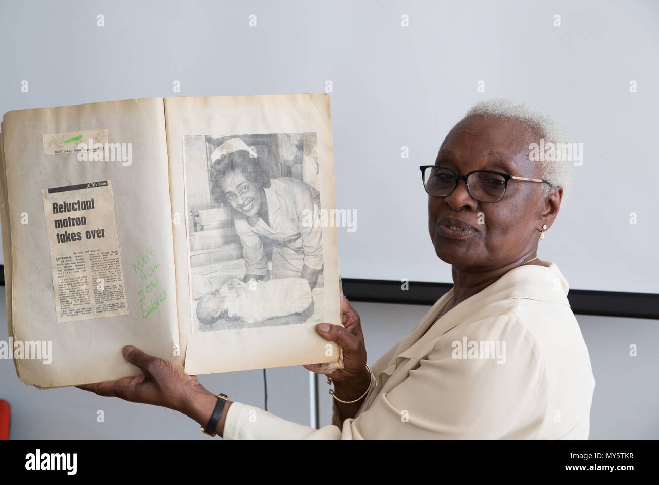 London, UK, 6. Juni 2018 Frau Carmen Munroe hält Stecklinge von Daphne Steele in Großbritannien erste Schwarze Krankenhaus Matrone während einer Präsentation über die Rolle der afrikanischen und karibischen Krankenschwestern spielte nach dem Krieg und der Gründung des NHS. Credit: Thabo Jaiyesimi/Alamy leben Nachrichten Stockfoto