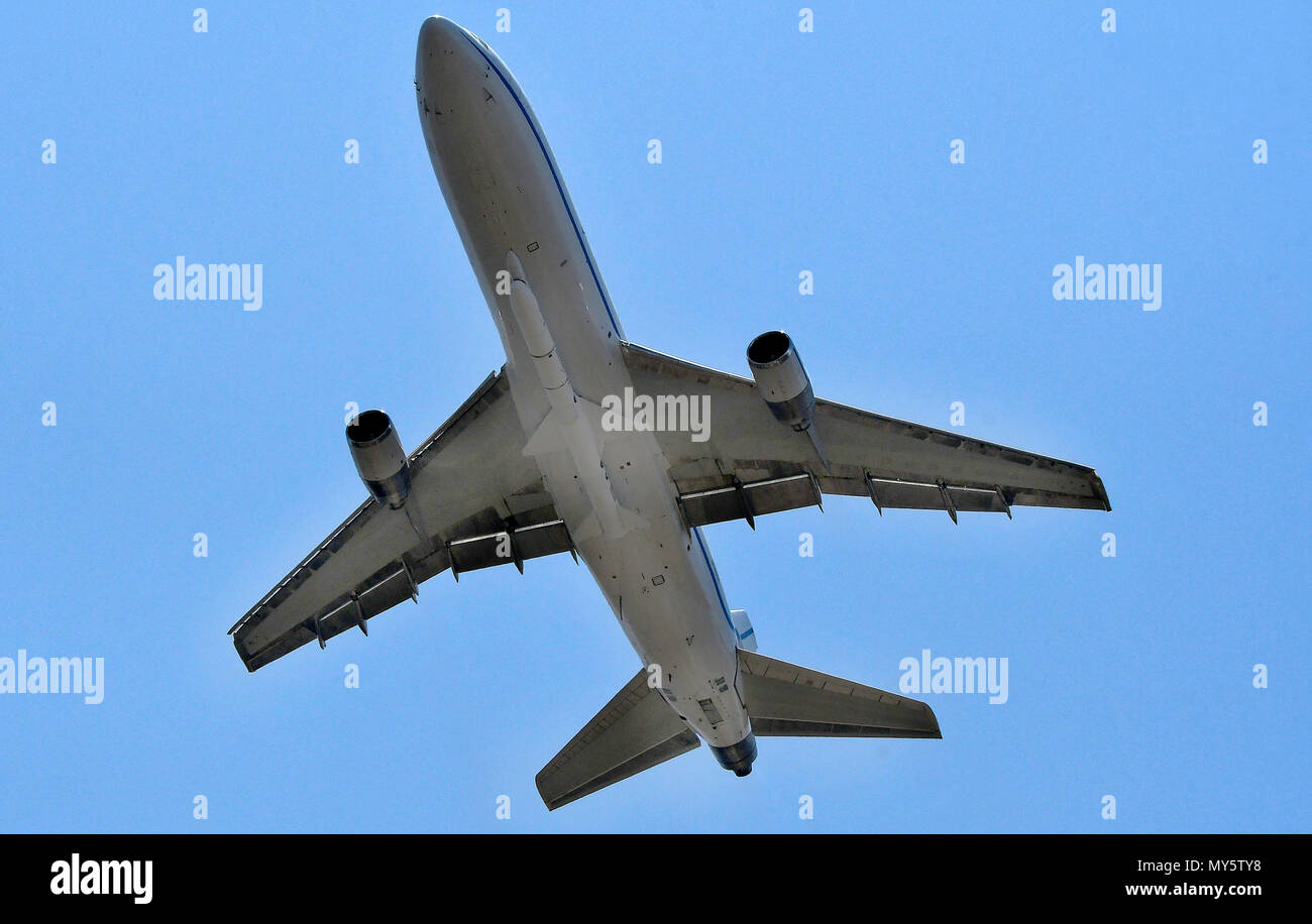 6-6-18. Vandenberg AFB, Ca. Eine L-1011 genannt Stargazer von Orbital/ATK erhebt sich mit einem Luft-Orbital ATK Pegasus XL Rakete der NASA ionosphärische Verbindung Explorer (Symbol) Satelliten Mittwoch bereitstellen. Symbol wird die Ionosphäre Studie, eine Region der oberen Atmosphäre der Erde, in denen sich terrestrische Wetter Weltraumwetter erfüllt. Das Flugzeug fliegt zu den hawaiischen Inseln zum ersten Mal für einen Tag danach mit dem. Kwajalein, Marshall Inseln waren es wird am 14. Juni starten. Foto von Gene Blevins/LA DailyNews/SCNG/ZumaPress Credit: Gene Blevins/ZUMA Draht/Alamy leben Nachrichten Stockfoto