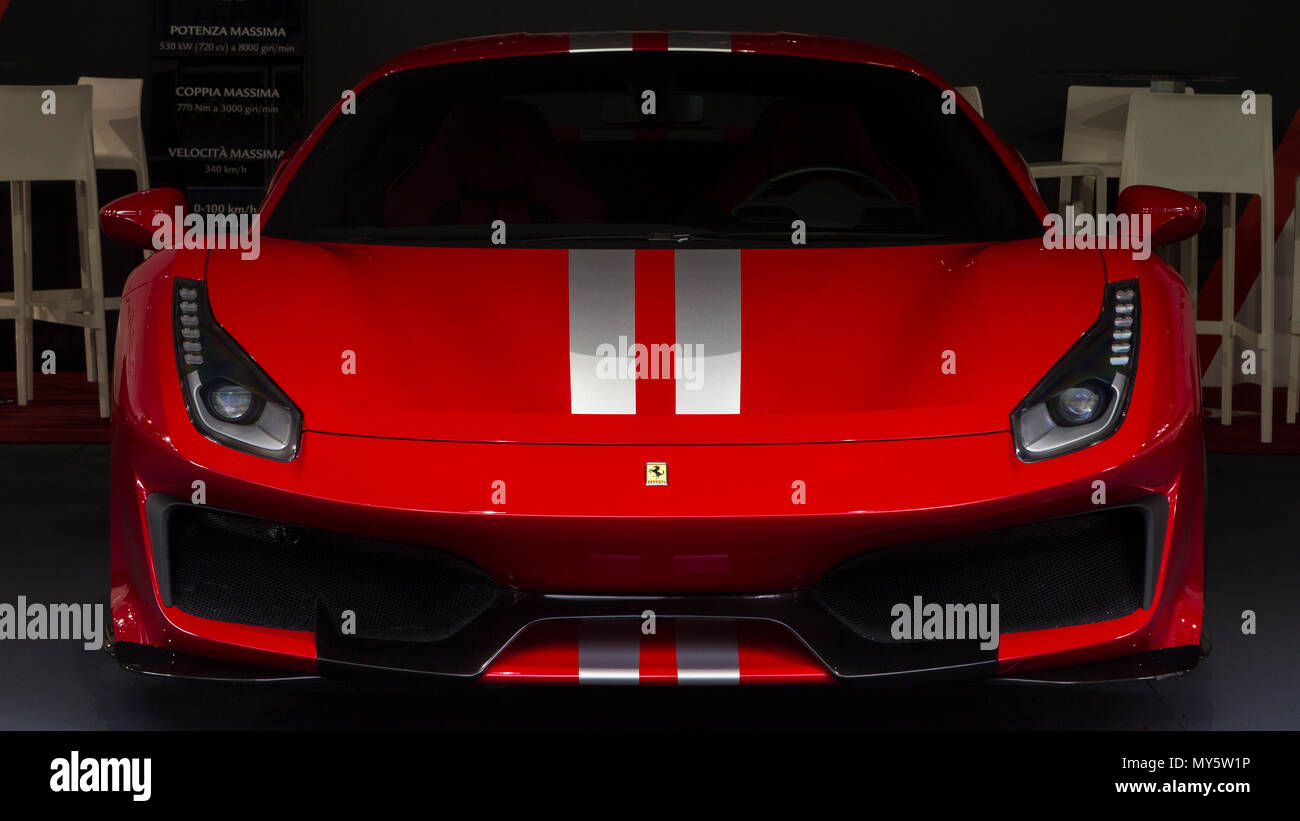 Torino, Italien. 6. Juni 2018. Vorderansicht eines roten Ferrari 488 Pista. 2018 Edition von Parco Valentino Auto show hosts Autos vieler Automobilhersteller und Konstrukteure in Valentino Park in Turin, Italien. Credit: Marco Destefanis/Alamy leben Nachrichten Stockfoto