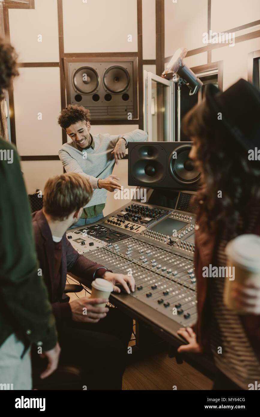 Happy Musik band Ausgabe Zeit an Recording Studio Stockfoto