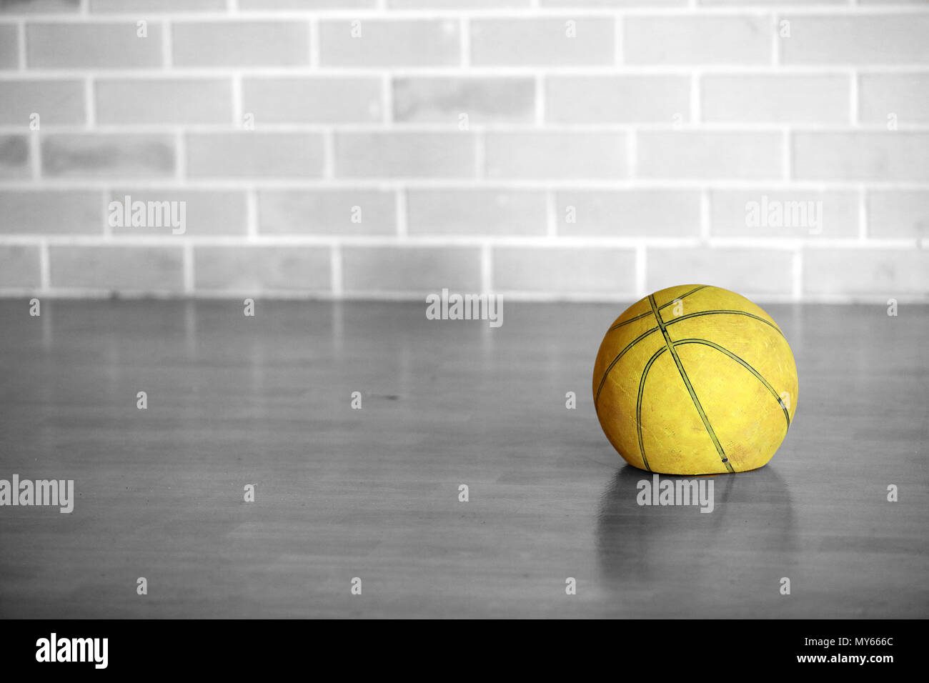 Schwarz und Weiß isoliert Farbe gelb Alt müde Flach deflationiert Basketball lassen. Sie haben keine Energie verwendet, sportliche Ausrüstung getragen. leben. Stockfoto