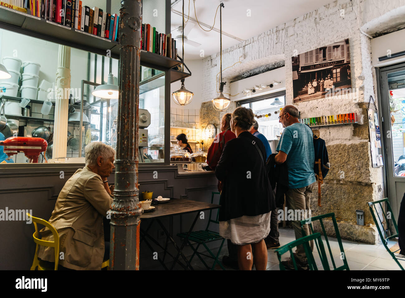 Madrid, Spanien - Juni 2, 2018: Innenansicht des alten Kaffee und Kuchen Shop im Stadtzentrum von Madrid. Stockfoto