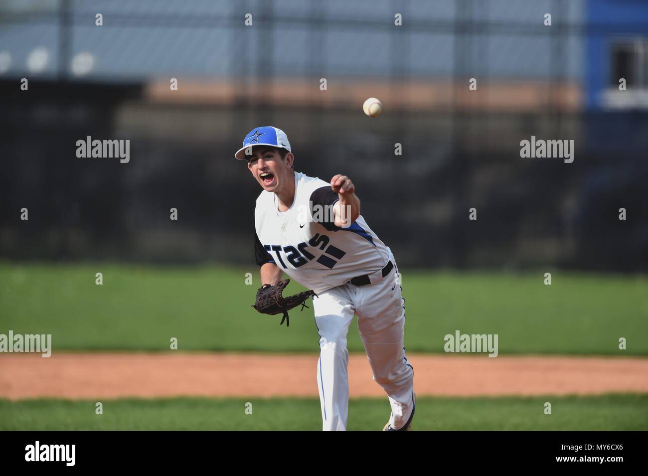 Krug eine Tonhöhe zu einem wartenden hitter. USA. Stockfoto