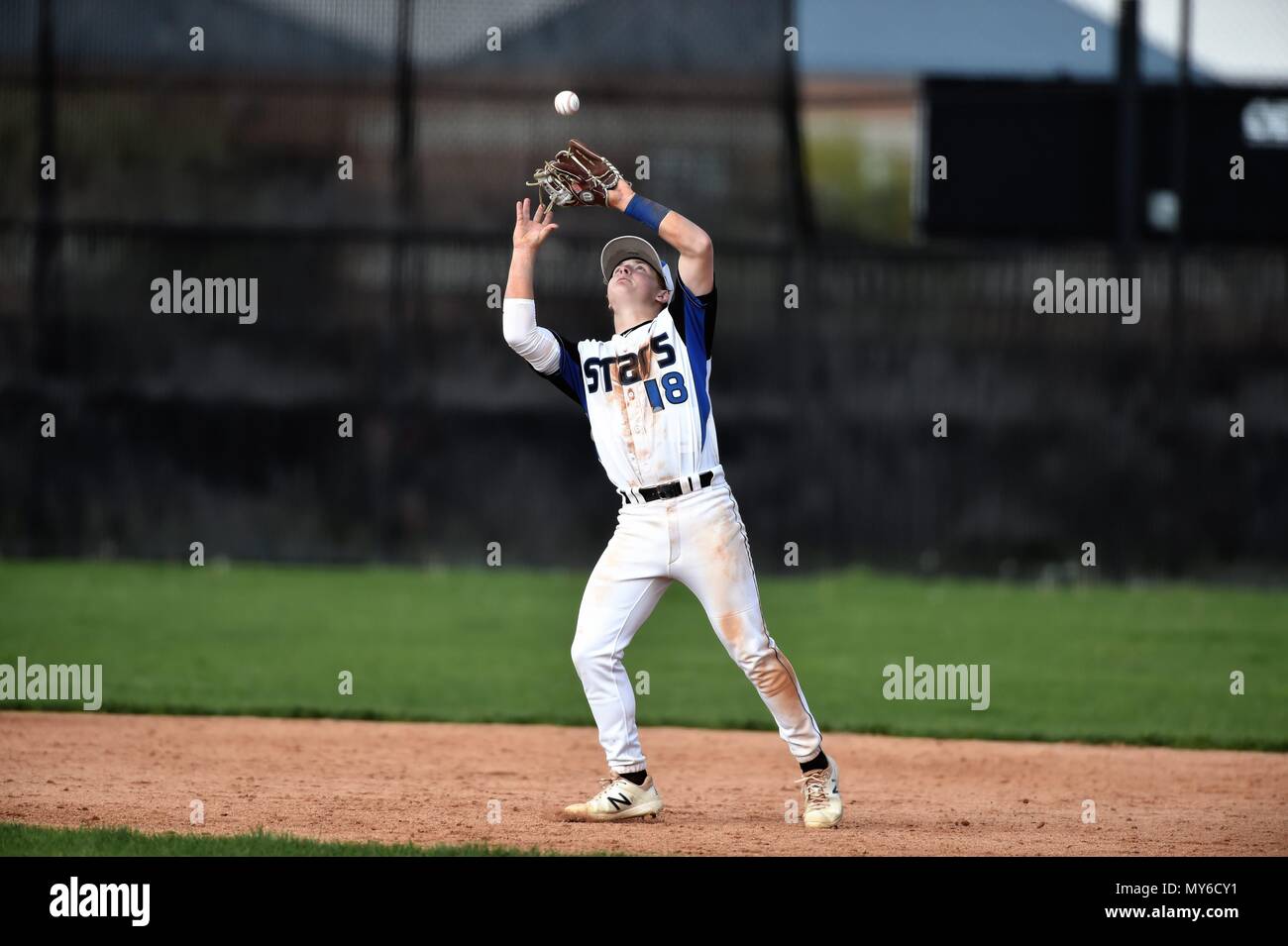 Zweiter Basisspieler schleppen in einem Pop fliegen auf dem Infield. USA Stockfoto