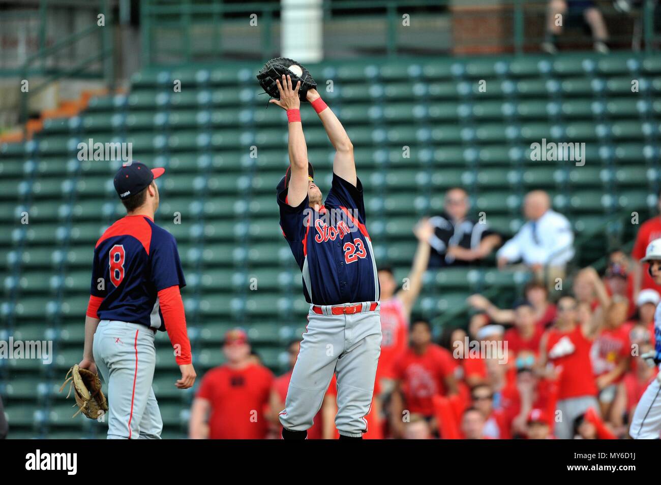 First Baseman einen Fang von einem pop Fliegen kurz mit der rechten Maustaste auf das Feld. USA. Stockfoto