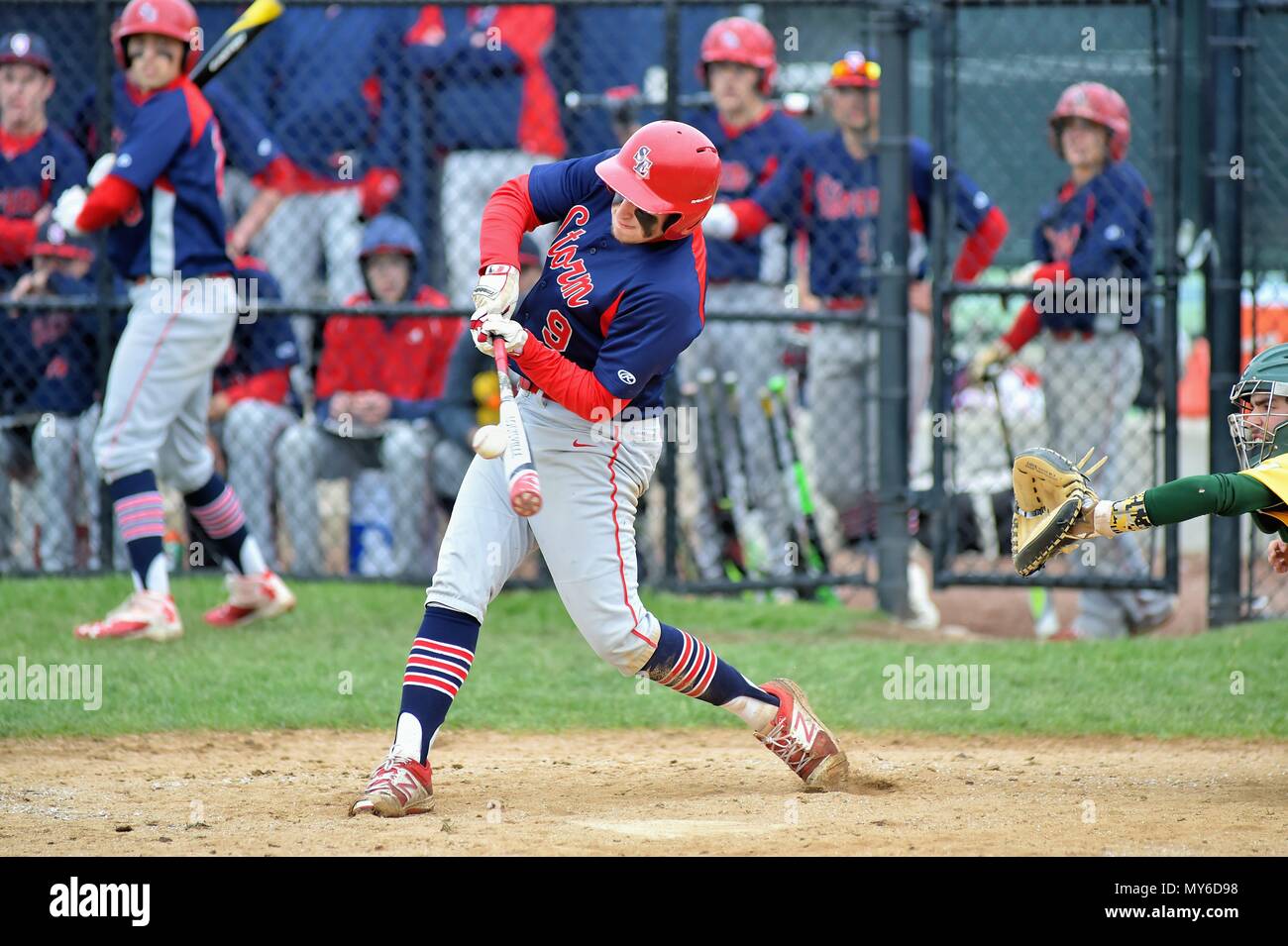 Teig, bat die Kugel in das Fahren in ein Lauf mit einem Base hit. USA. Stockfoto