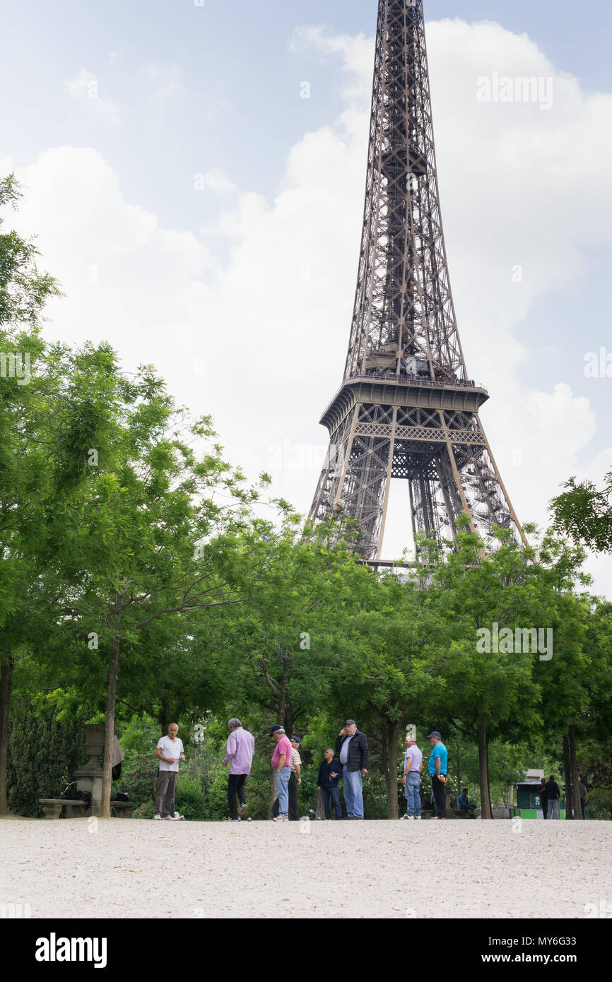 Lokale petanque Spieler unter dem Eiffelturm in Paris, Frankreich. Stockfoto