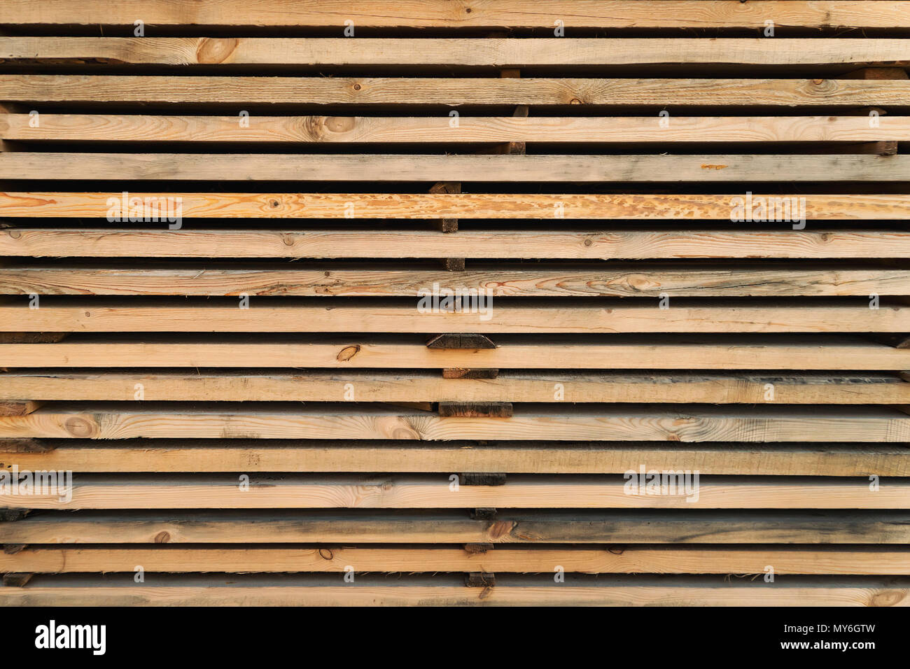 Die Lagerung von Holz. Holzplatz. Stapel Stapel Holz bar in Holzplatz werkseitigen Verwendung für den Bau Holzindustrie. Lager von Holz Holzbau in Krieg Stockfoto