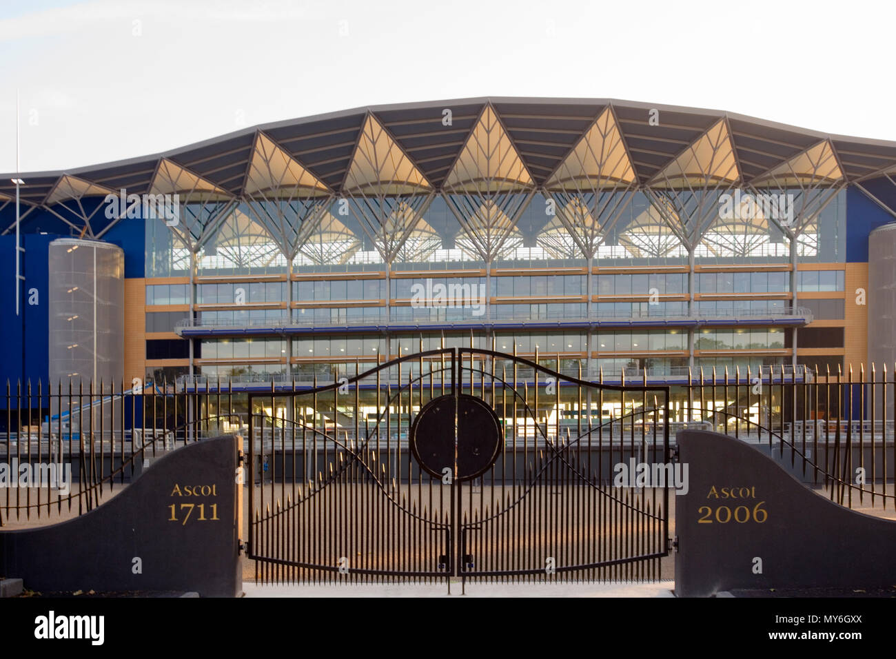 Die neue Haupttribüne von der Rennstrecke Haupteingang in 2006 gesehen Stockfoto