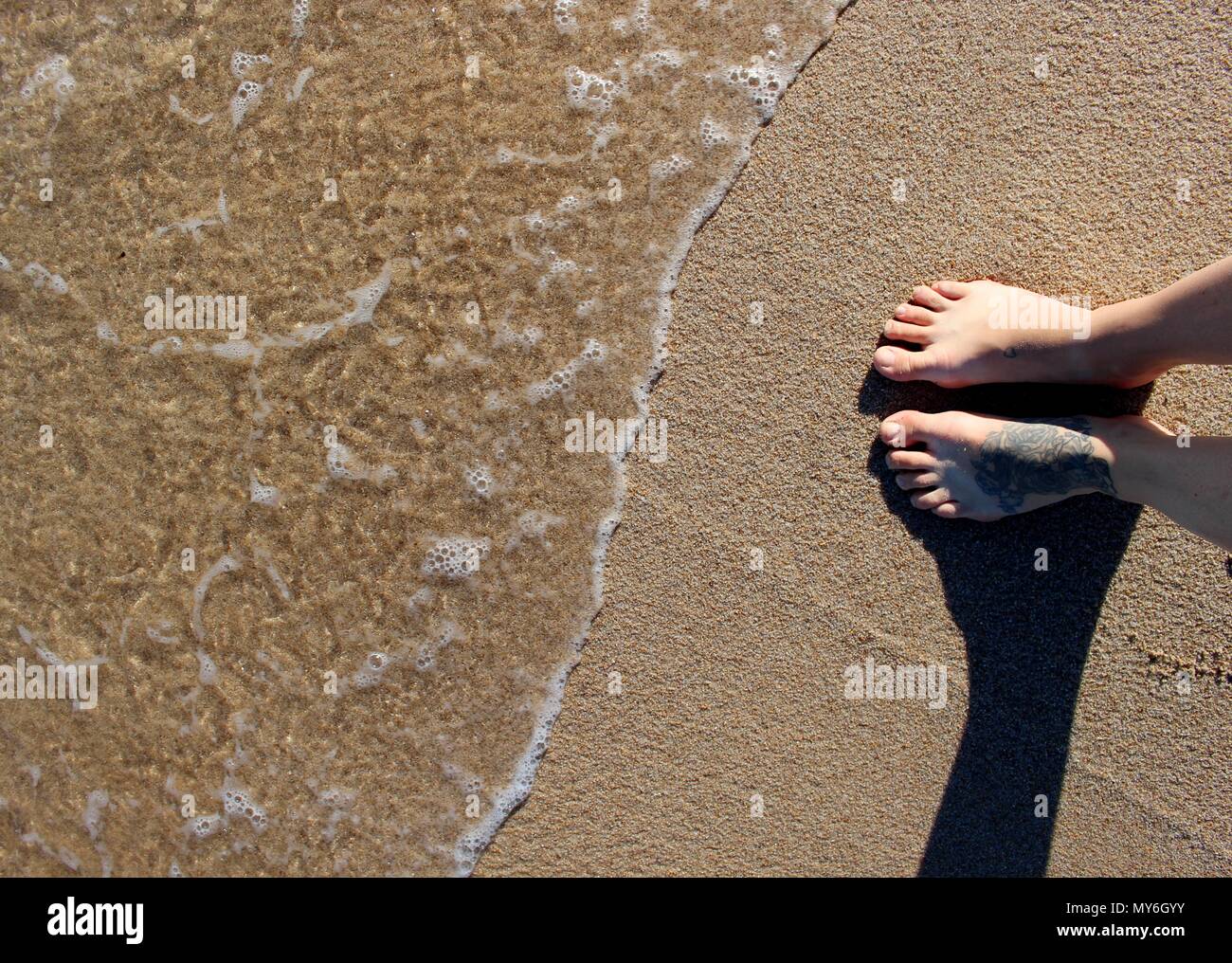 Eine beachgoer eintauchen, ihre Zehen in das Mittelmeer. Stockfoto