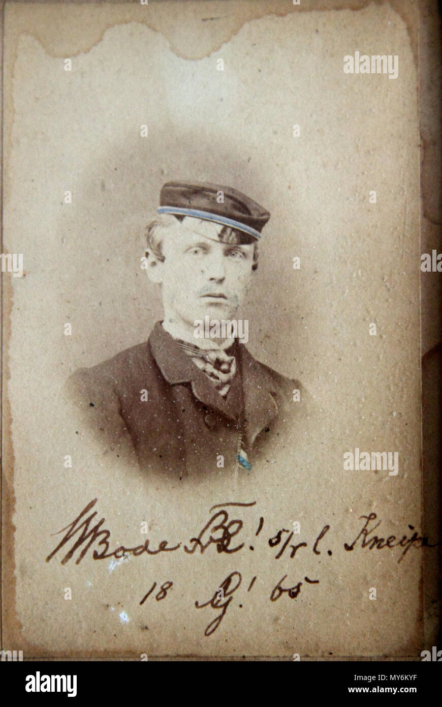 . Deutsch: de: Wilhelm von Bode (1845-1929) als Student in Göttingen 1865, dargestellt im De: Couleur de de: Corps Brunsviga Göttingen Englisch: en: Wilhelm von Bode (1845-1929), deutscher Kunsthistoriker und Museum Gründer in Berlin in seinem Schüler mal in Göttingen 1865, zeigt die Farben seiner Schüler Brüderlichkeit" Corps Brunsviga Göttingen". 19. Oktober 2014. Unbekannt 563 Wilhelm von Bode 1865 Stockfoto
