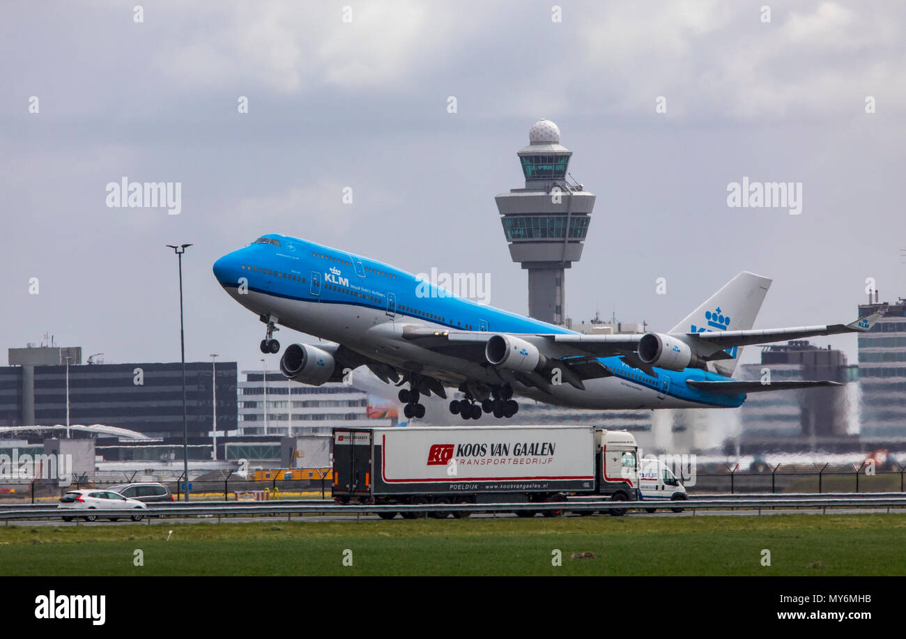 Boeing 747-400 der KLM im take-off am Amsterdamer Flughafen Schiphol, in Nordholland, Niederlande, Stockfoto