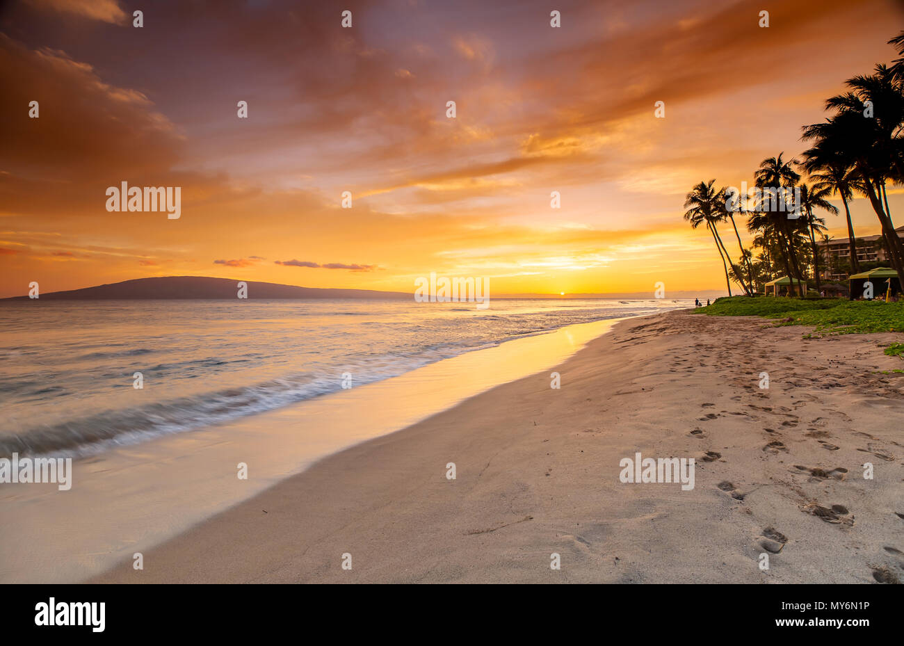 Kaanapali Strand Auf Maui Hawaii Bei Sonnenuntergang Stockfotografie Alamy